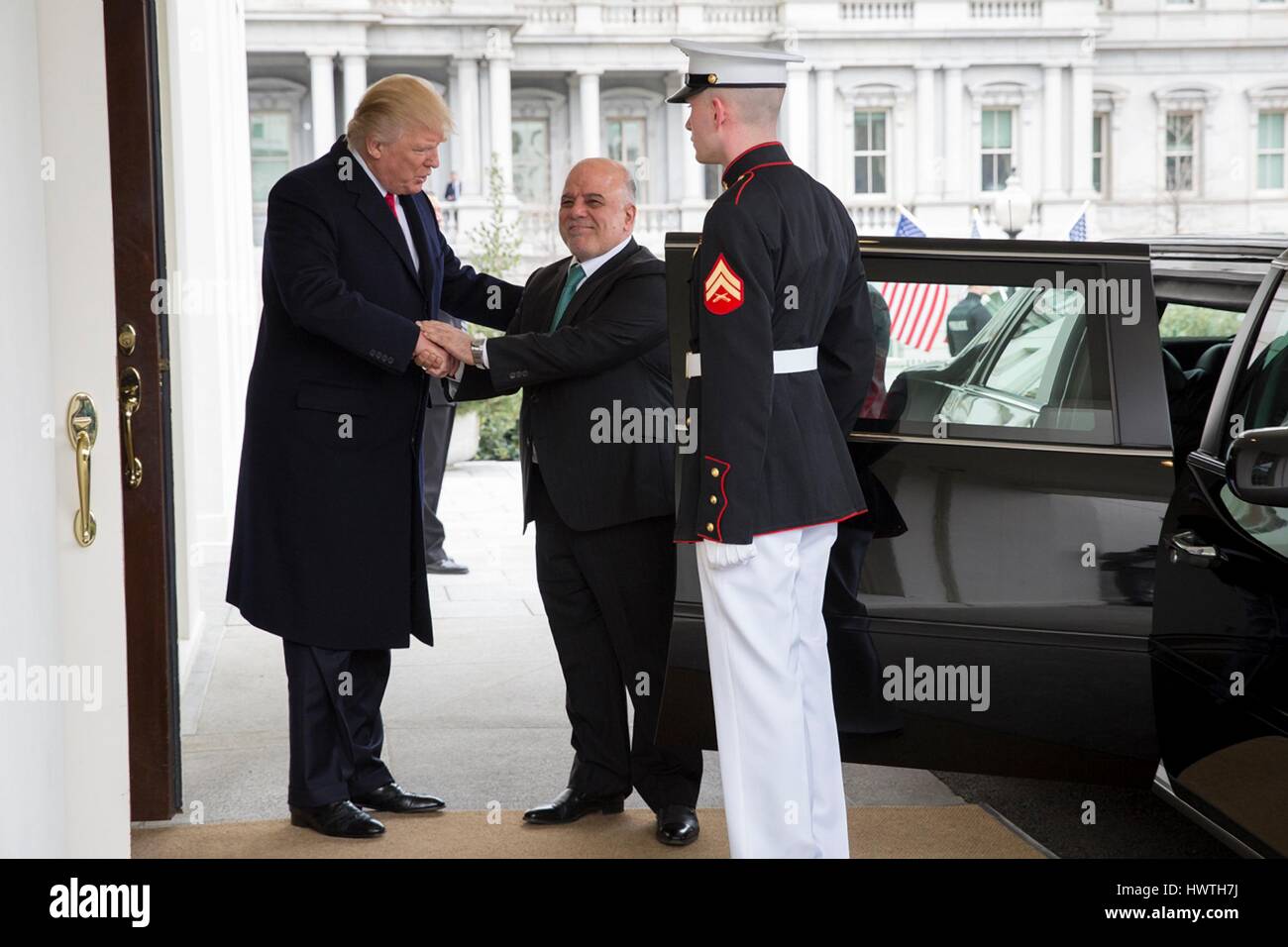 Stati Uniti Presidente Donald Trump saluta il primo ministro iracheno Haider al-Abadi come egli arriva alla Casa Bianca, 20 marzo 2017 a Washington D.C. Foto Stock