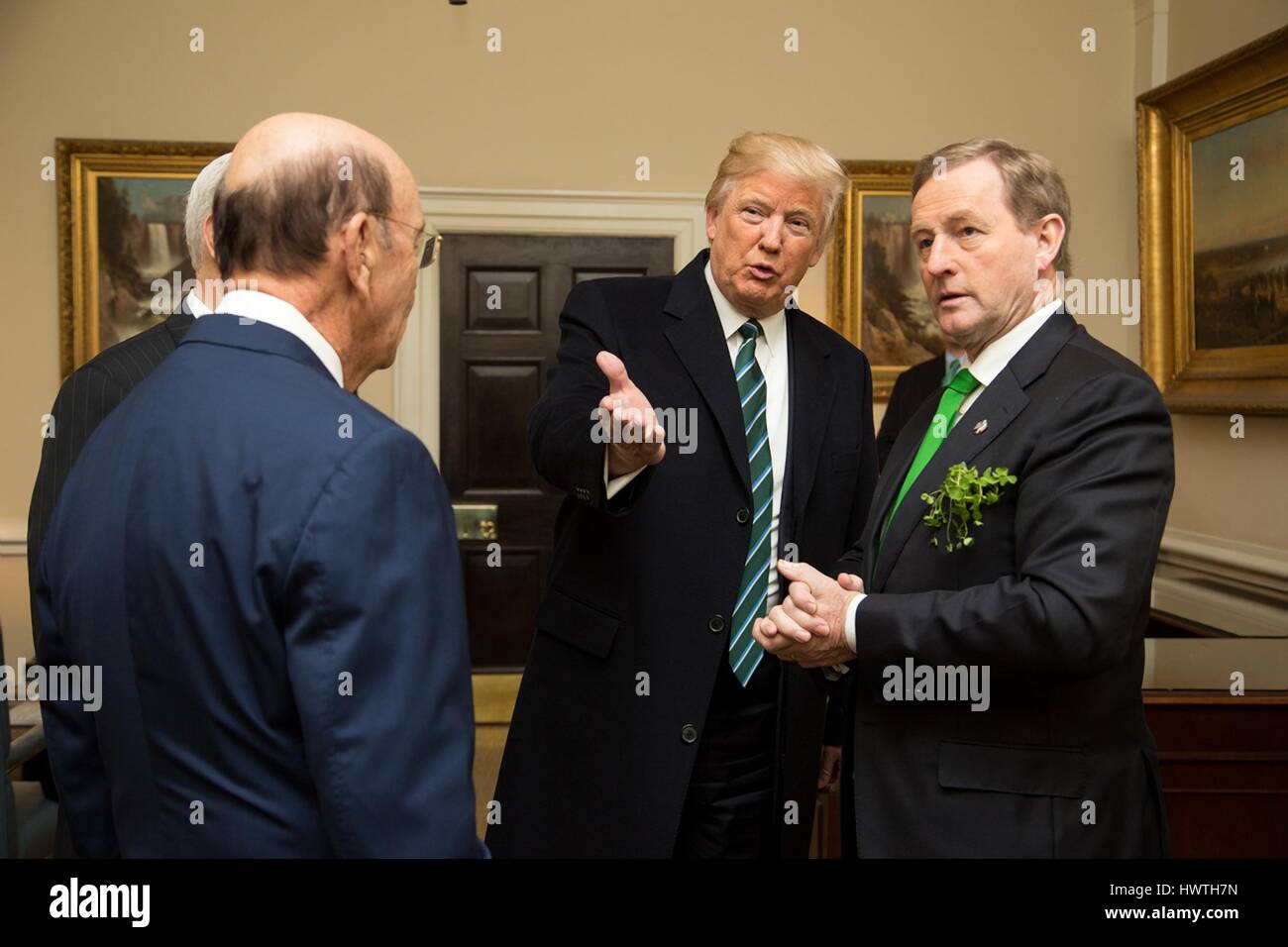 Stati Uniti Presidente Donald Trump introduce Enda Kenny, il Taoiseach di Irlanda, il metodo riportato in Wilbur Ross, U.S. Segretario di Stato per il commercio, nell'ala ovest Lobby della Casa Bianca Marzo 16, 2017 a Washington D.C. Kenny è a Washington per l annuale San Patrizio giorno pranzo e visita. Foto Stock