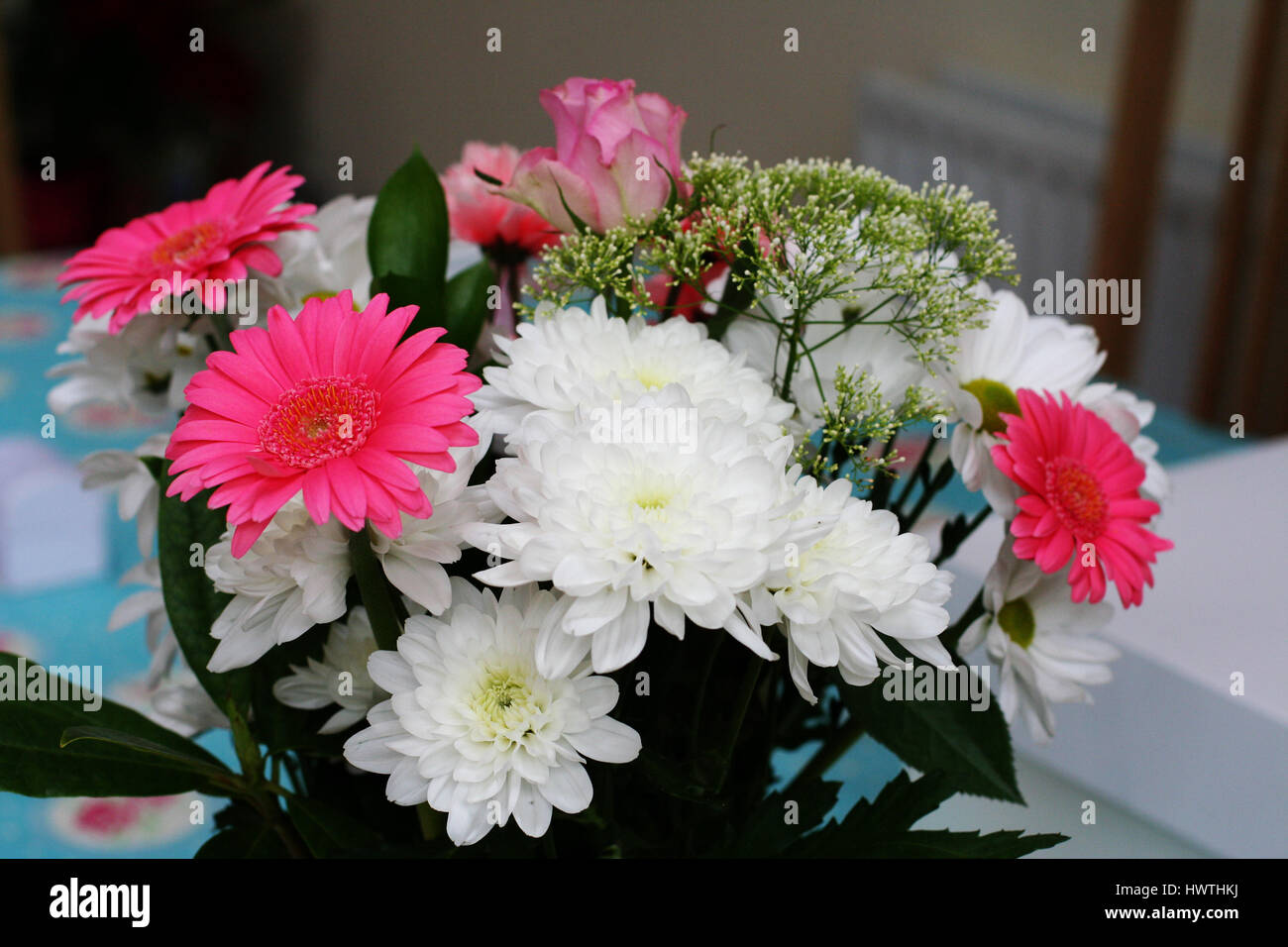 Un assortimento di colore rosa e bianco bouquet di fiori gerbere e margherite, mazzetto di fiori bellissimi colori crema cerise bianco verde mockup flatlay concetto a molla Foto Stock