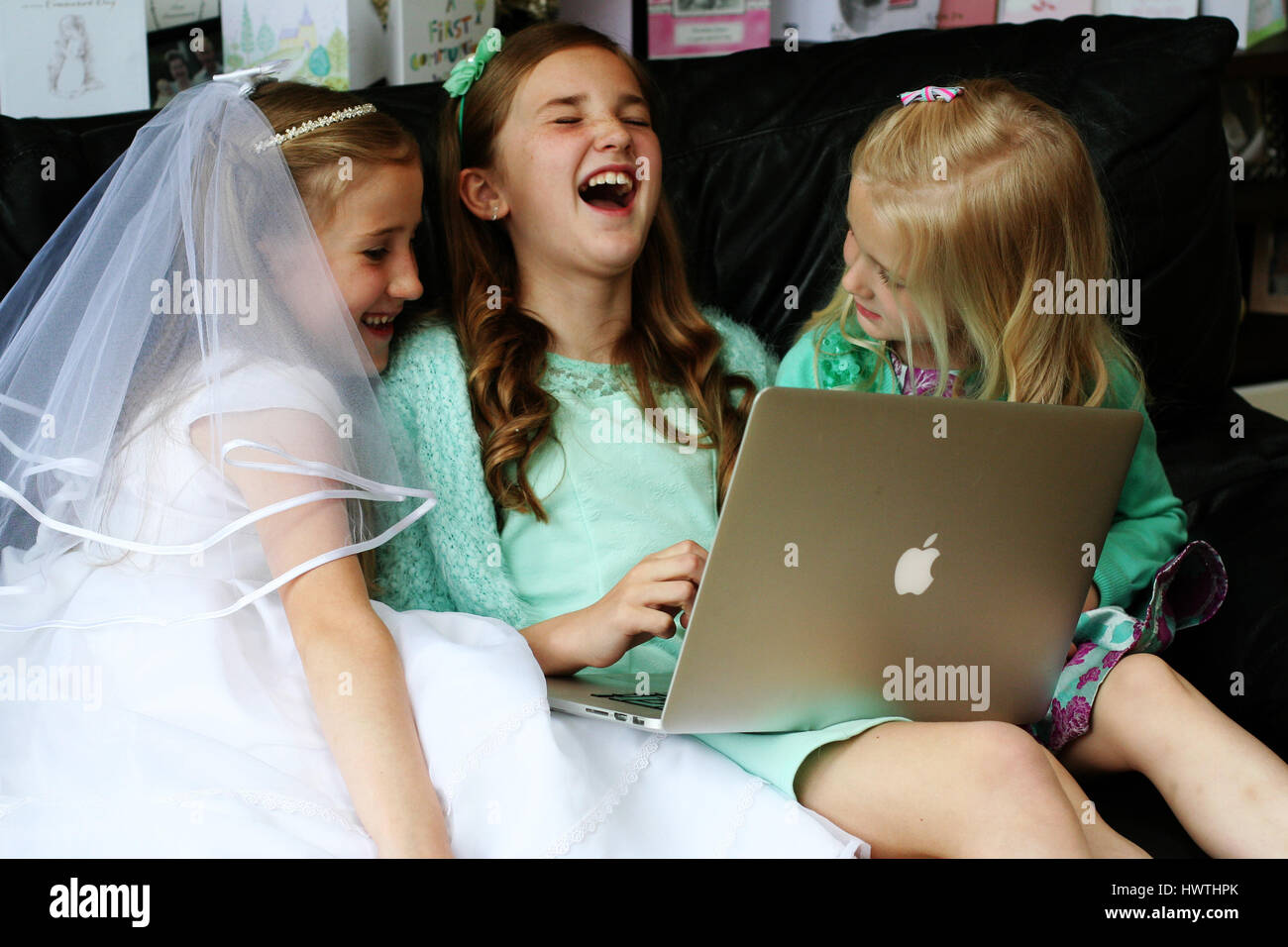 I bambini di ridere mentre guardando un laptop gioia concetto ridi, felicità di vita migliore, divertimento, il tempo della loro vita, felicità pura glee, in punti Foto Stock