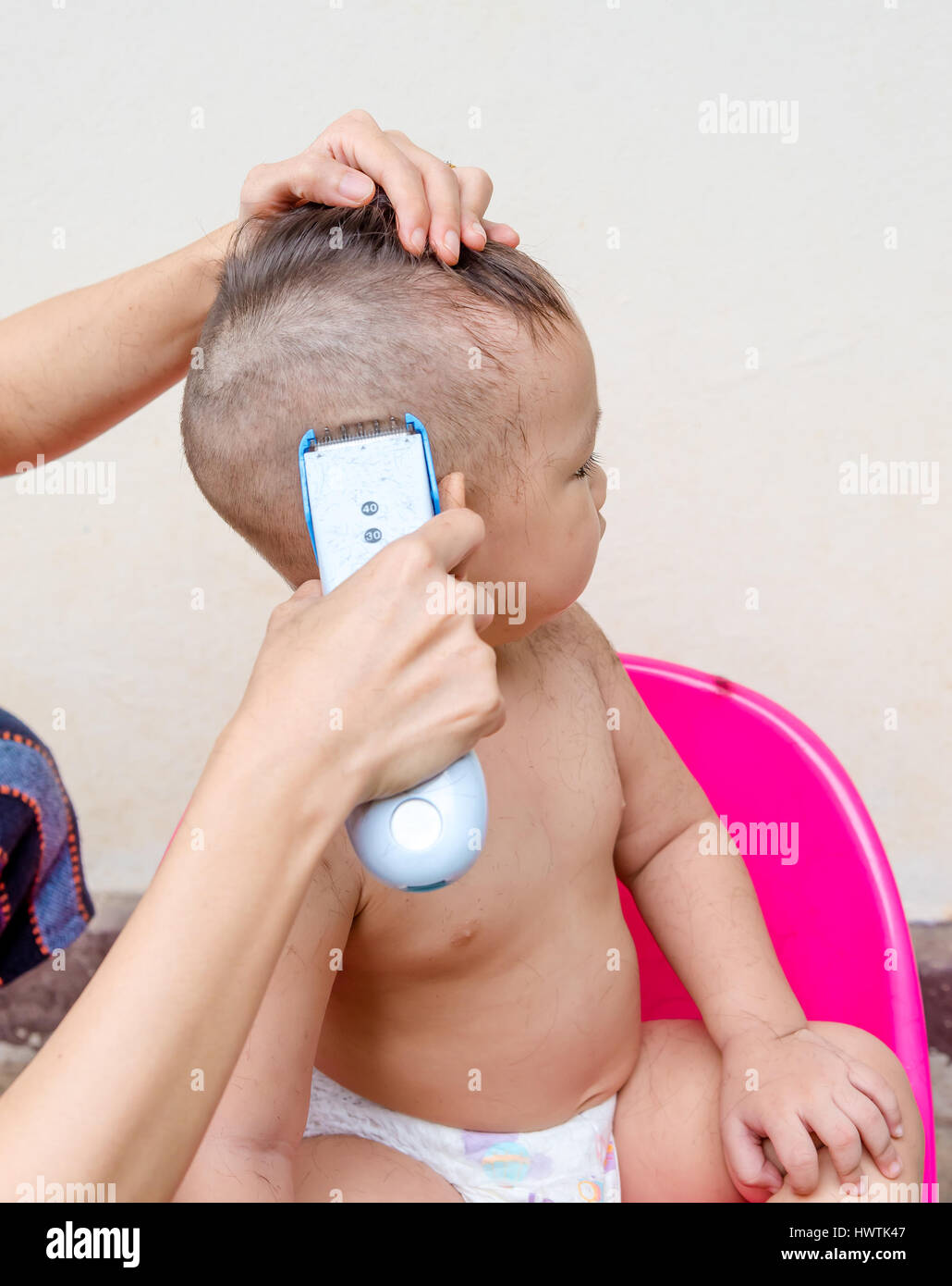 La madre del bambino di taglio capelli Capelli clipper Foto stock - Alamy