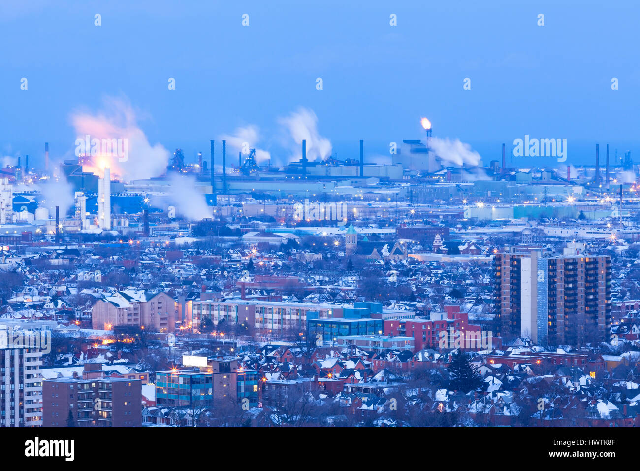 Una vista di Hamilton della zona industriale al tramonto. Hamilton, Ontario, Canada. Foto Stock