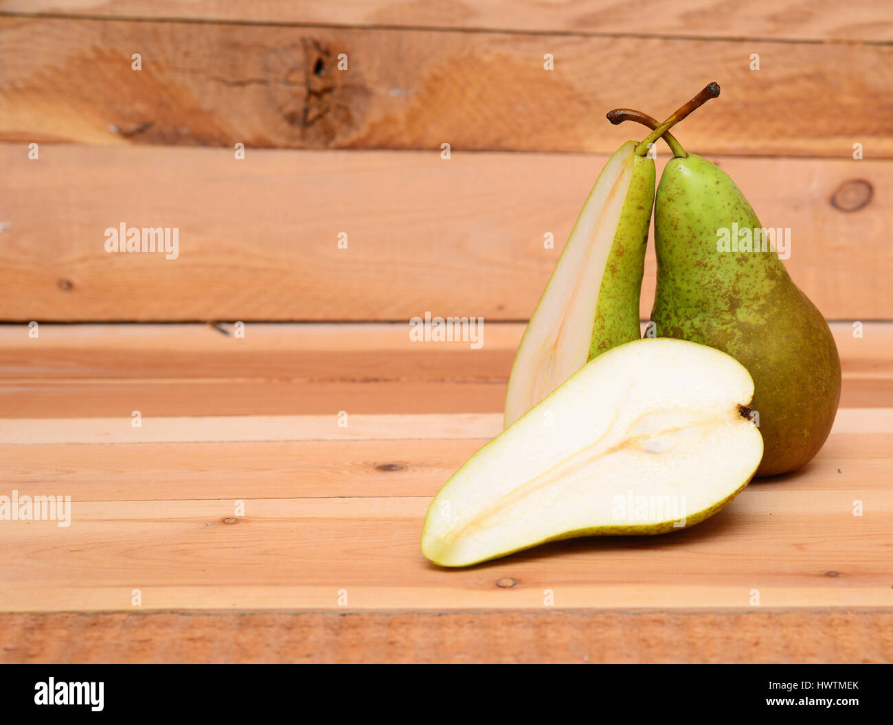 Pera su un sfondo di legno Foto Stock