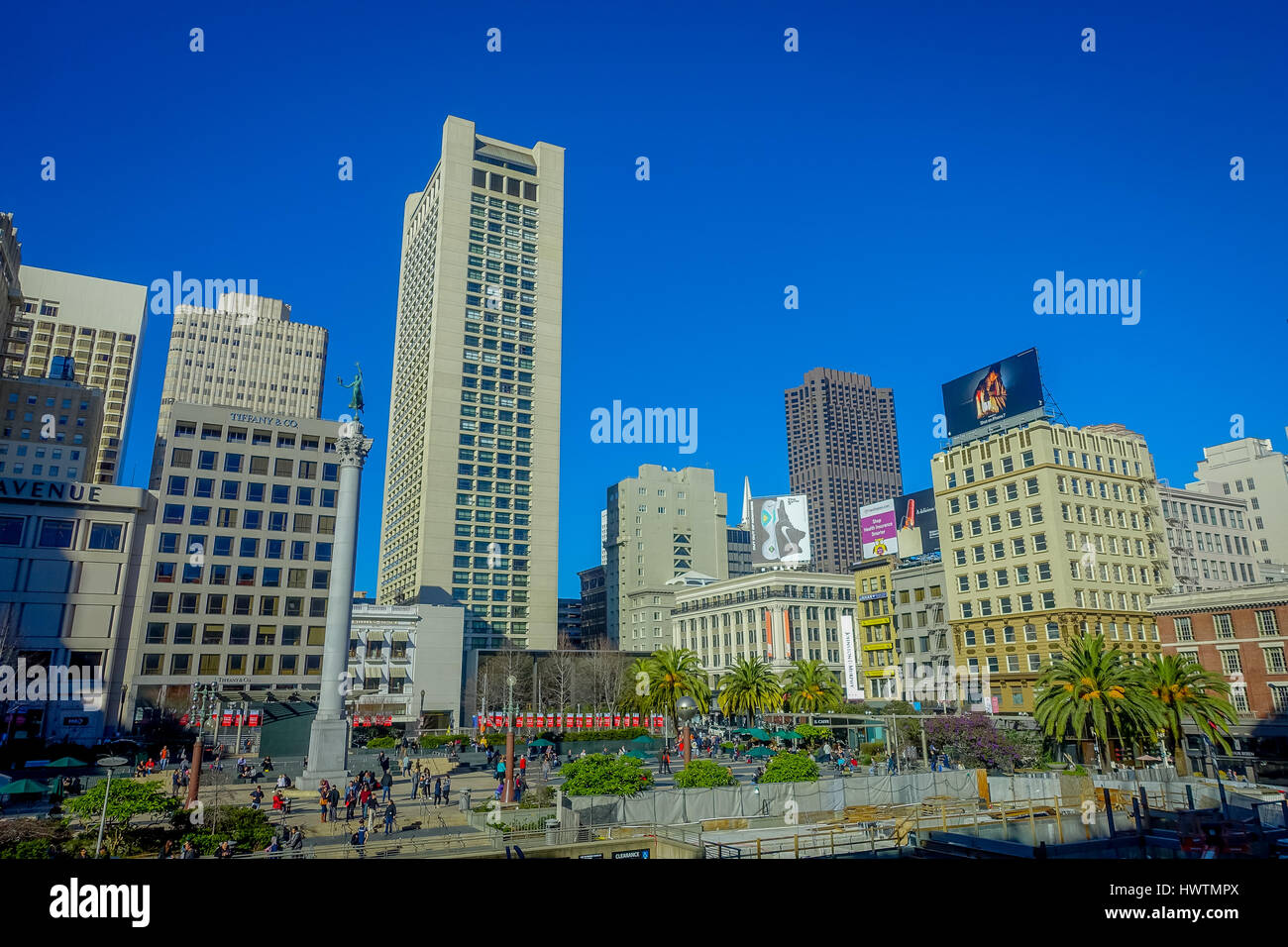 San Francisco, California - 11 Febbraio 2017: bella vista di Dewey monumento in Union Square nel popolare e il centro culturale di zona. Foto Stock