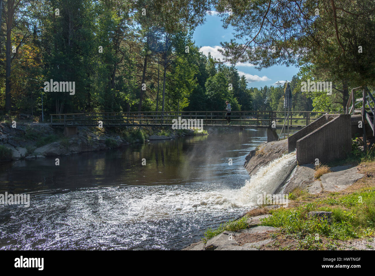 Lo streaming di acqua e un ponte da un accampamento di pesca in Svezia. Foto Stock