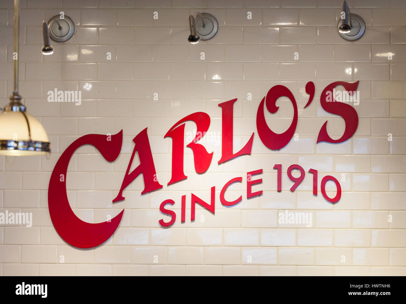 La città di New York, Stati Uniti d'America - 12 Luglio 2015: Il recentemente aperto Cake Boss Cafe in Port Authority Bus Terminal a New York. Foto Stock