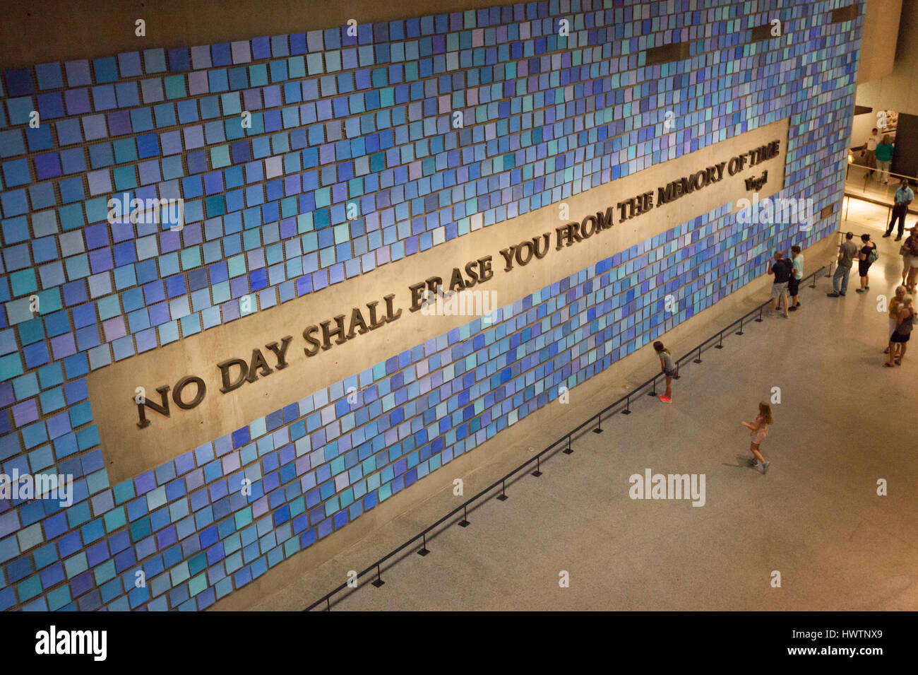 La città di New York, Stati Uniti d'America - Luglio 12, 2015: una parete nella Nazionale di settembre 11 Memorial Museum è inscritto con una citazione da Virgilio creato con prese in acciaio Foto Stock