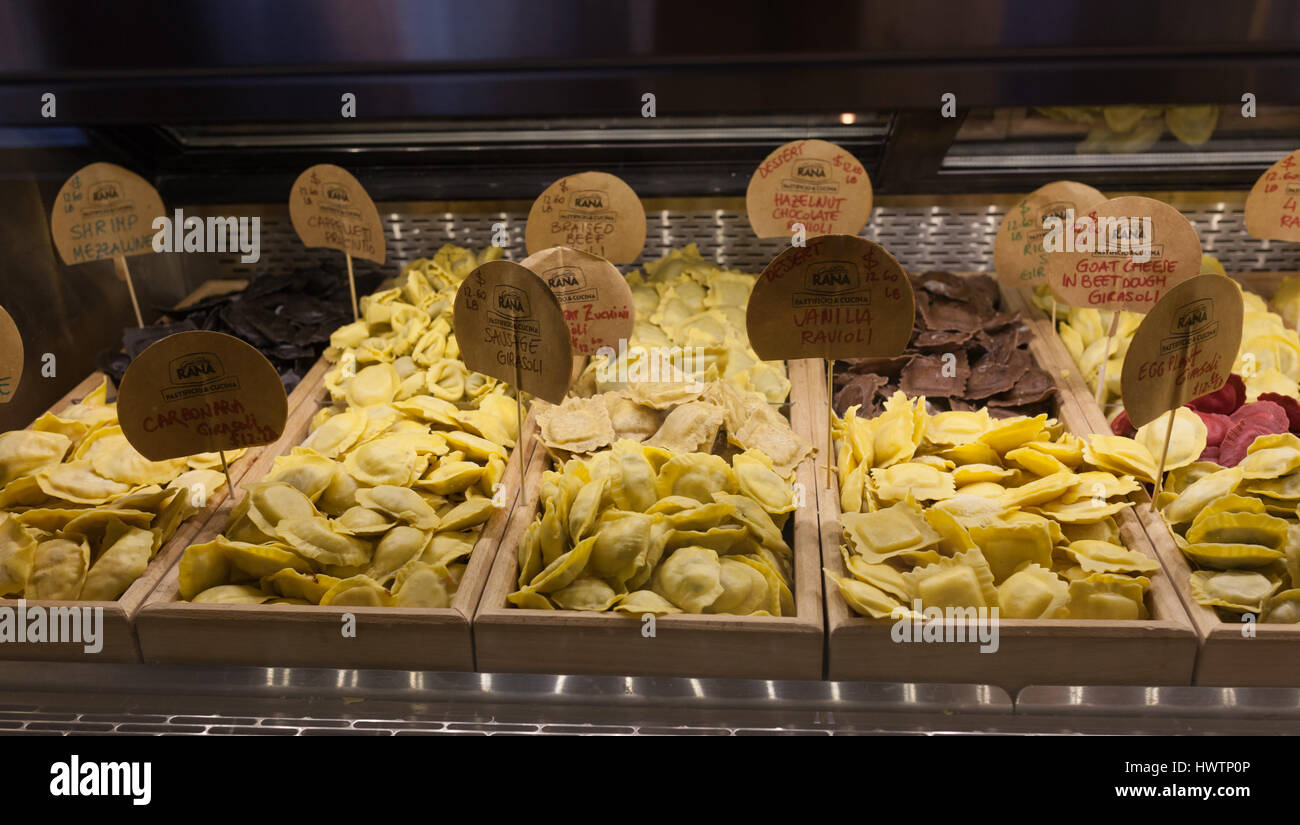 La città di New York, Stati Uniti d'America - Luglio 11, 2015: Ristorante Giovanni Rana nel mercato del Chelsea, Manhattan. Giovanni Rana è una pasta maker, imprenditore e fondatore di Foto Stock