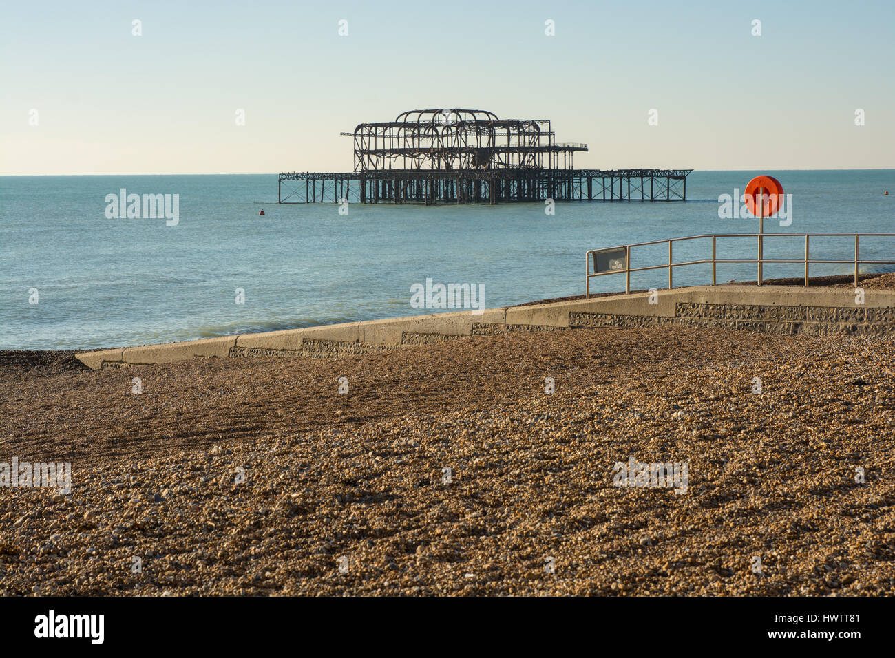 Il rovinato Molo Ovest sul lungomare di Brighton in East Sussex, Inghilterra Foto Stock