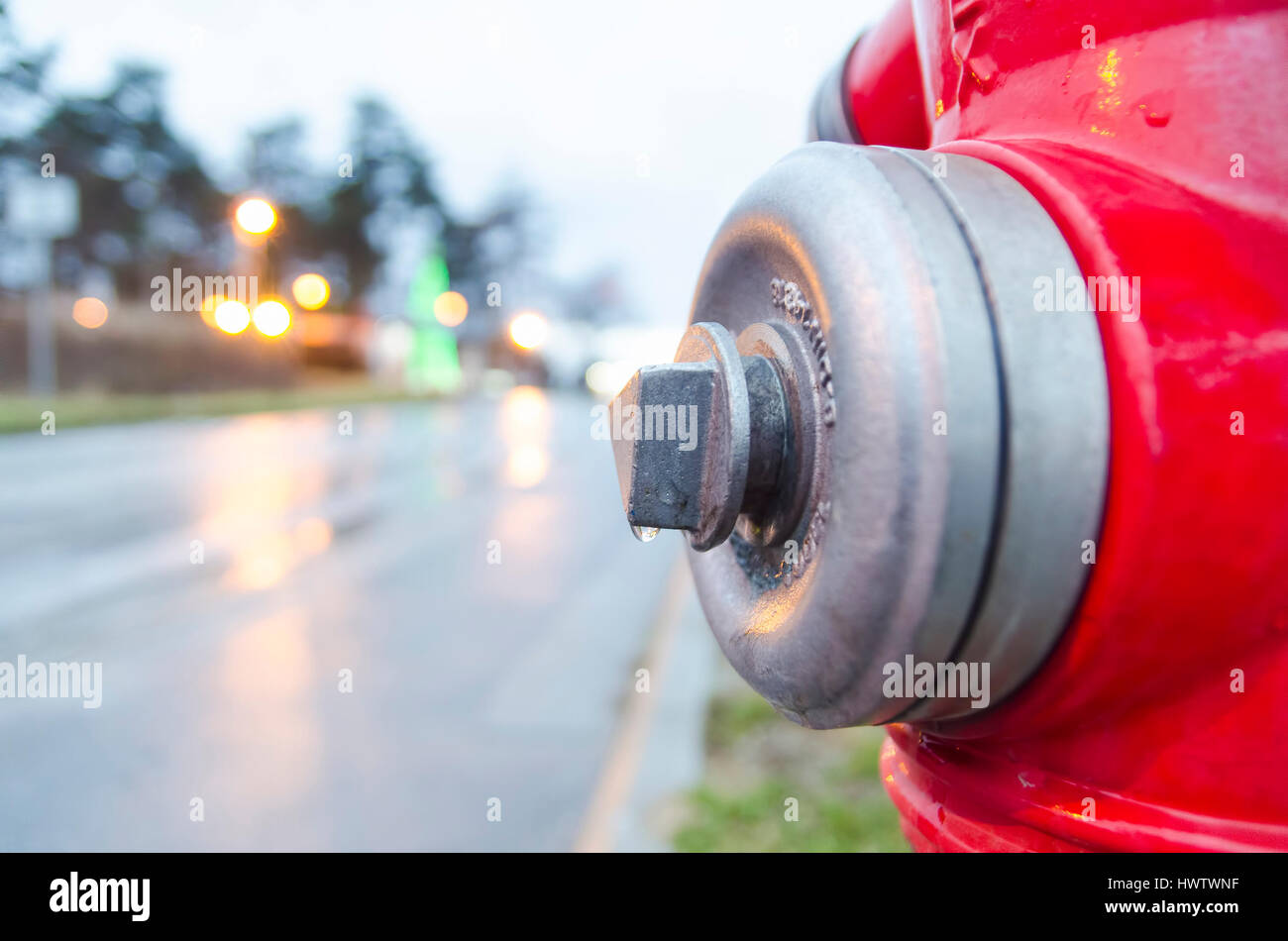 Goccia di acqua su red idrante in strada Foto Stock