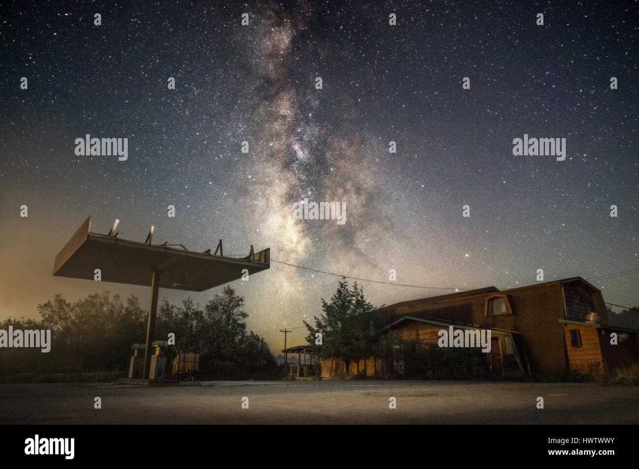 Una strada abbandonata la stazione di servizio si erge contro il cielo stellato e la via lattea. Canaan Valley, West Virginia. Foto Stock