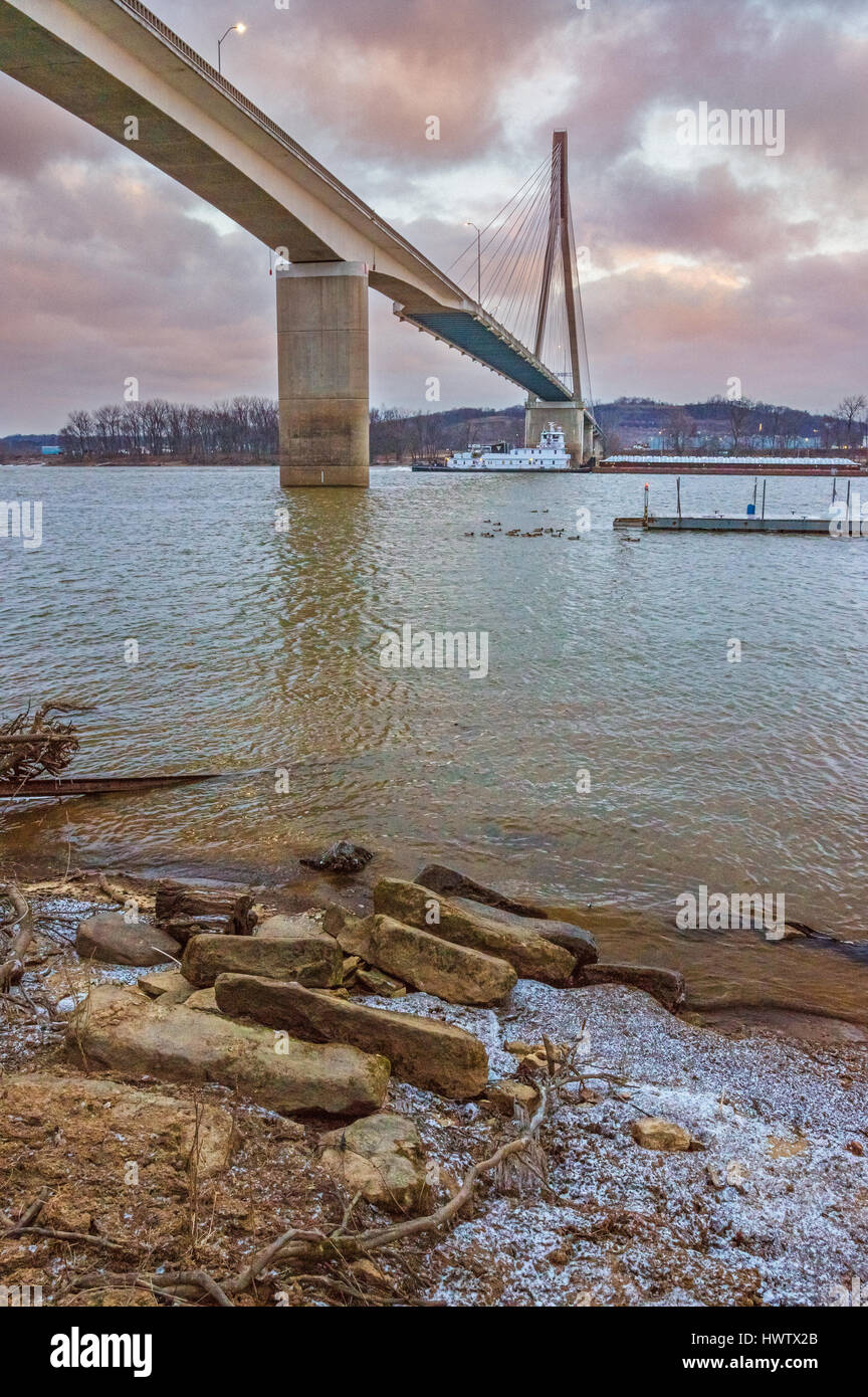 Osservando un fiume chiatta e anatre passando sotto la 31st Street/East Huntington ponte in West Virginia su un freddo inverno mattina all'alba. Foto Stock