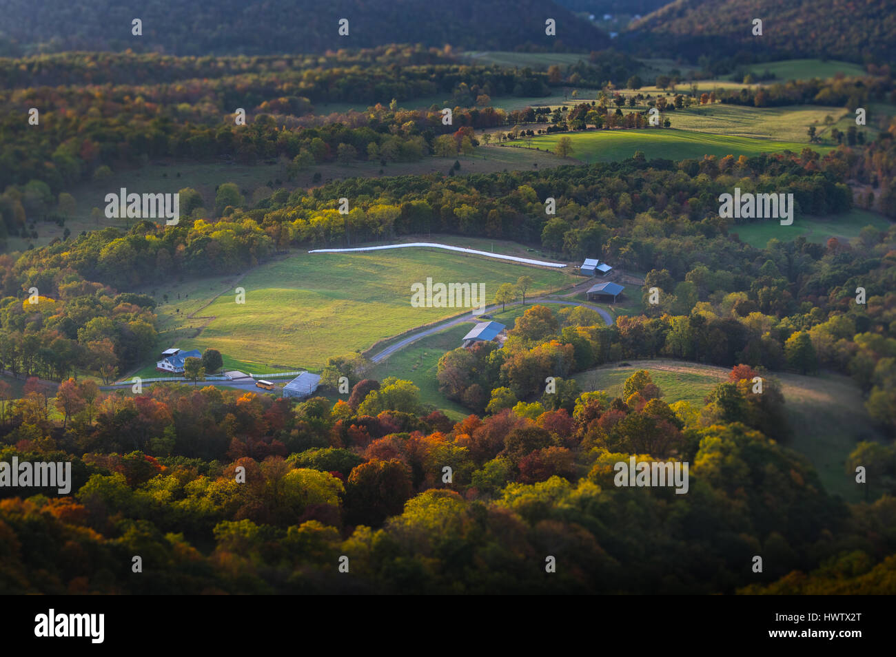 Le andane di terreni agricoli giacciono accoccolato lungo le dolci colline della Valle di Germania, West Virginia, la luce del sole per la presentazione di un paesaggio idilliaco Foto Stock