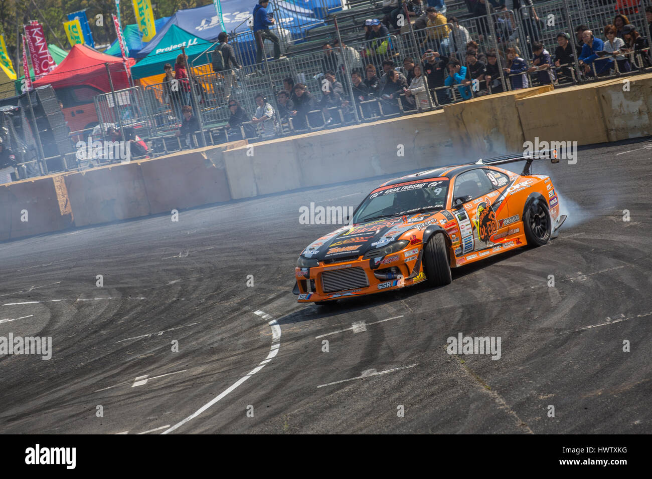 Tokyo, Giappone. Xviii Aprile,2015. Naoto Suenaga di Yuke's Team ORANGE, esegue la deriva durante il D1 Grand Prix in Odaiba corso speciale. Foto Stock