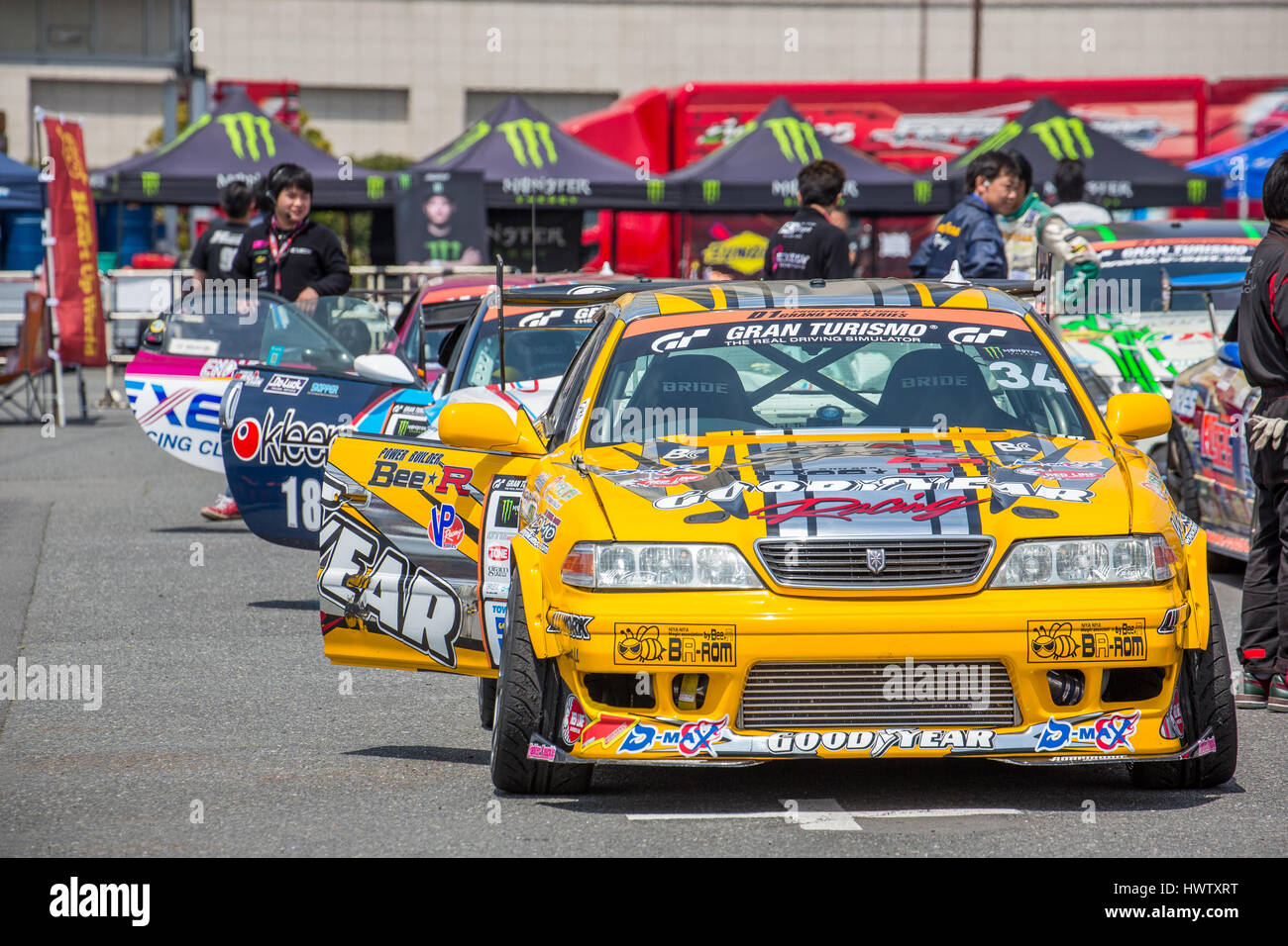 Tokyo, Giappone. Xviii Aprile,2015. Autovetture deriva prima di una gara presso il round 1 del D1 Grand Prix in corrispondenza di Odaiba corso speciale. Foto Stock