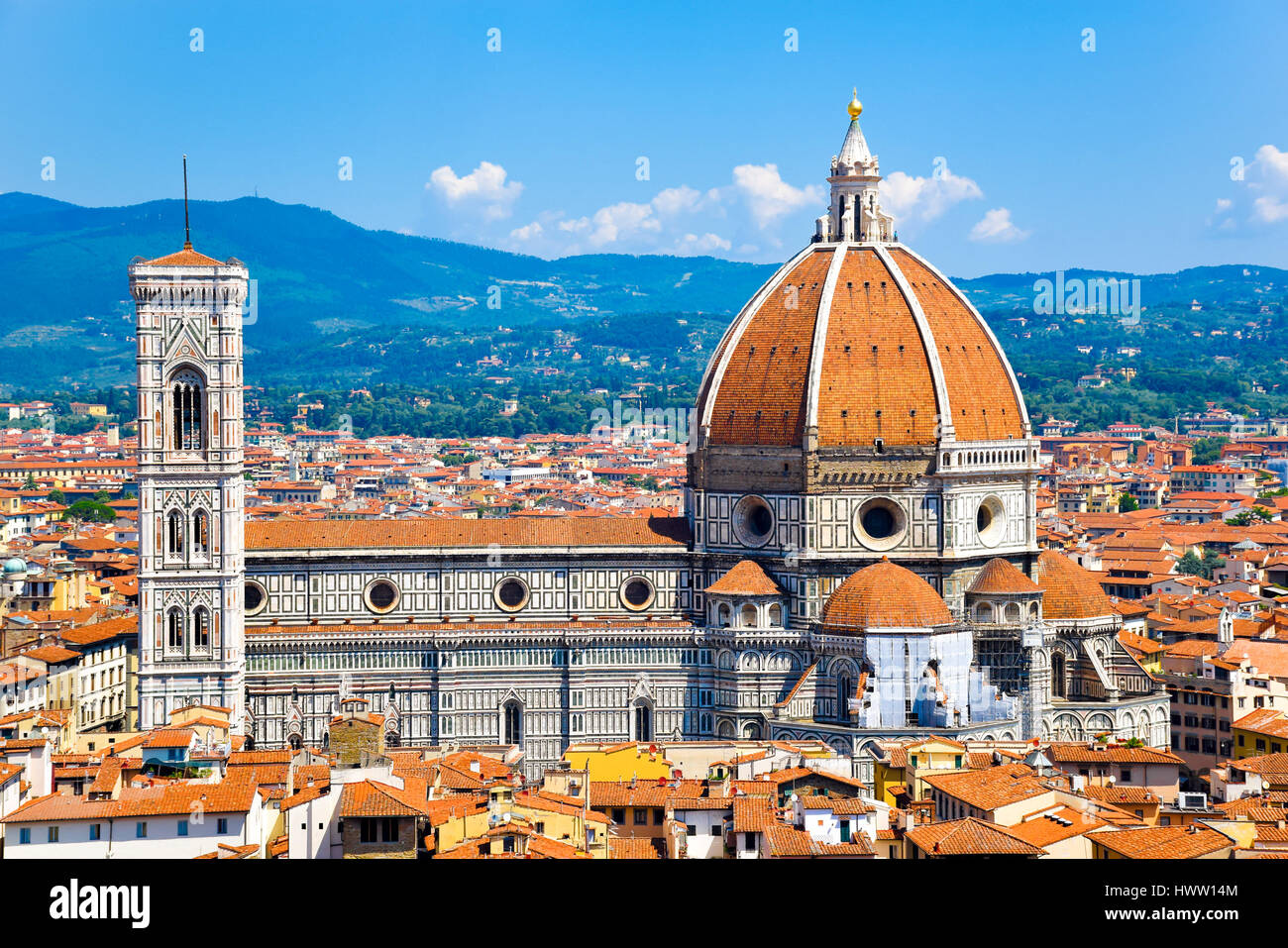 Veduta aerea della storica edifici medioevali tra cui la Cattedrale di Santa Maria del Fiore nel centro storico di Firenze, Italia Foto Stock