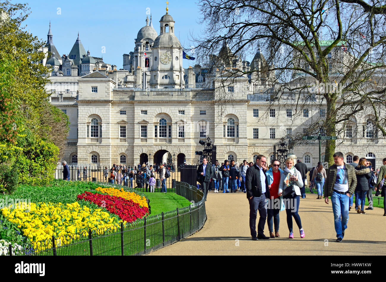 Londra, Inghilterra, Regno Unito. La Sfilata delle Guardie a Cavallo e la Casa Museo di cavalleria visto da St James Park. Primavera Foto Stock