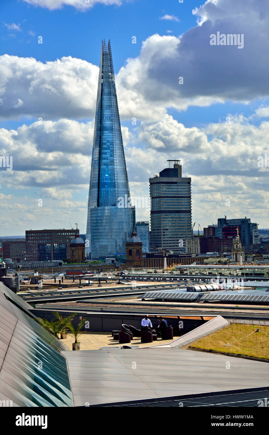 Londra, Inghilterra, Regno Unito. La Shard vista dal tetto di una nuova change (di fronte alla Cattedrale di St Paul) Foto Stock