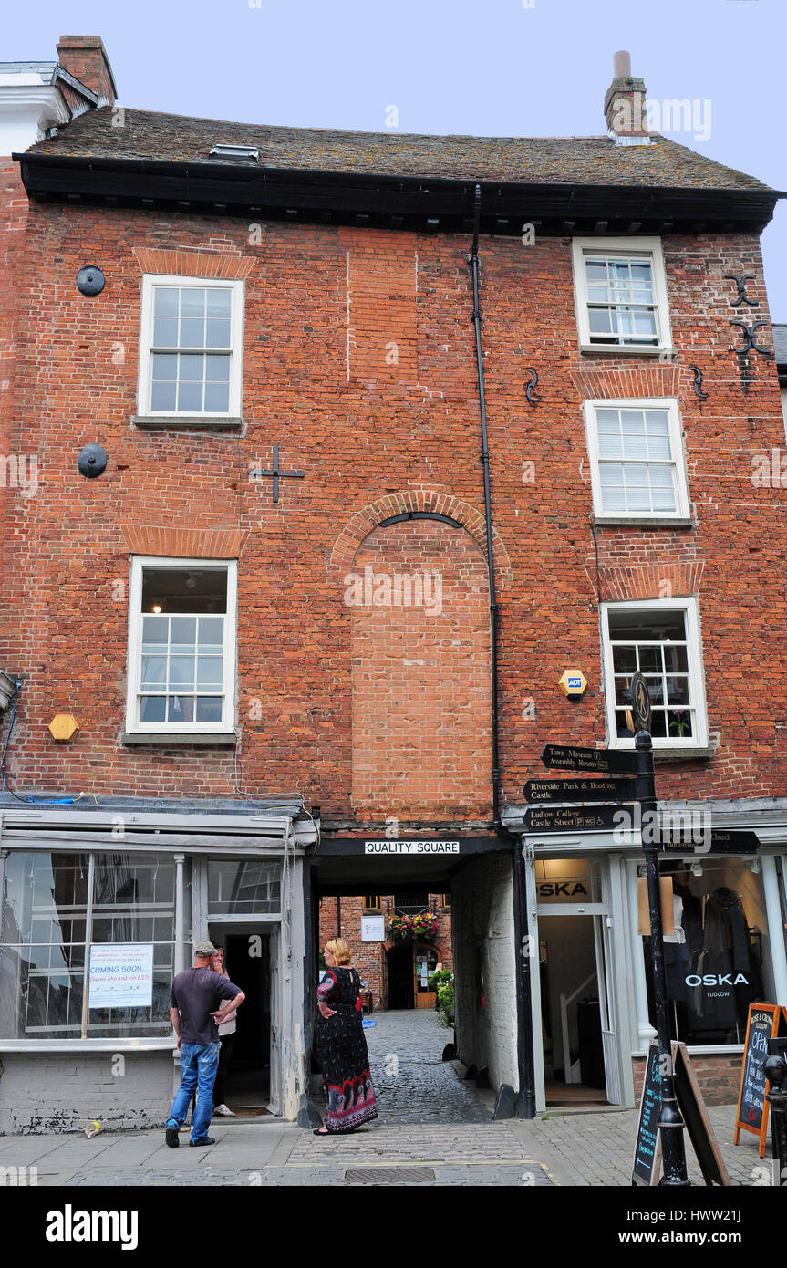 Vecchio edificio con murate windows e la parete delle bretelle, Ludlow. Foto Stock