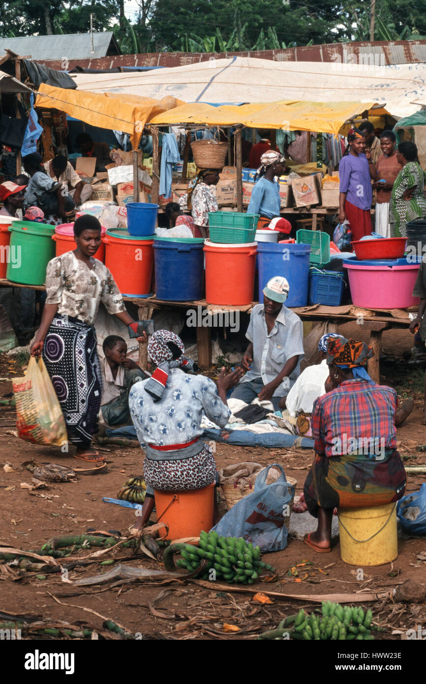 Le donne a vendere banane kooking su un mercato occupato in kwasadala kilimanjaro regione, Tanzania Foto Stock