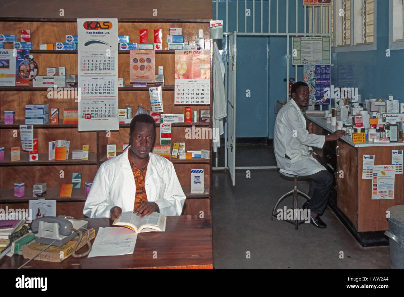 I farmacisti che lavorano in un ospedale, moshi, regione di Kilimanjaro, Tanzania Foto Stock