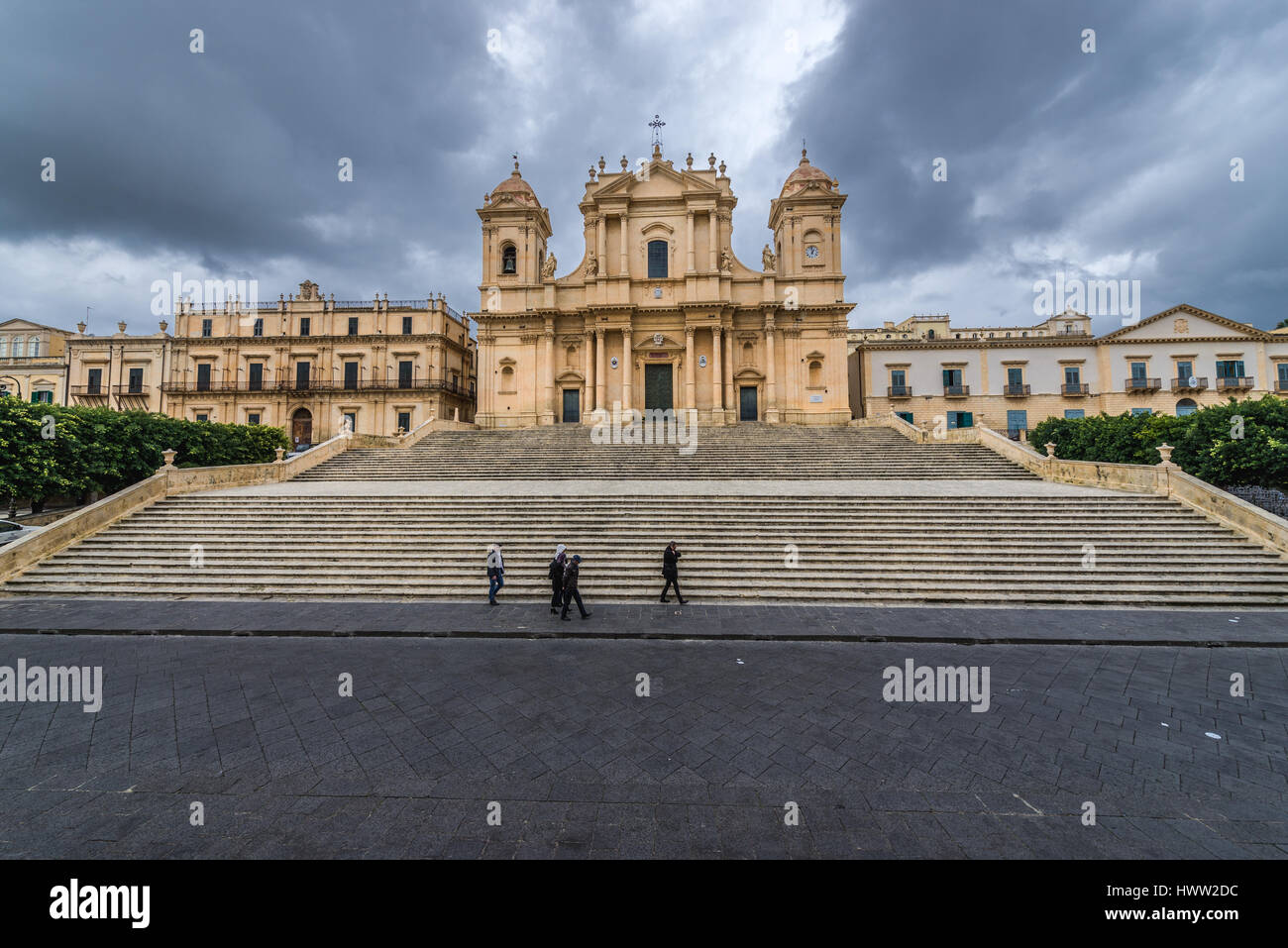 Cattedrale di Noto, dedicata a San Nicola di Myra nella città di Noto, isola di Sicilia in Italia. Palazzo Landolina sulla sinistra e il Palazzo Vescovile di destra sul Foto Stock
