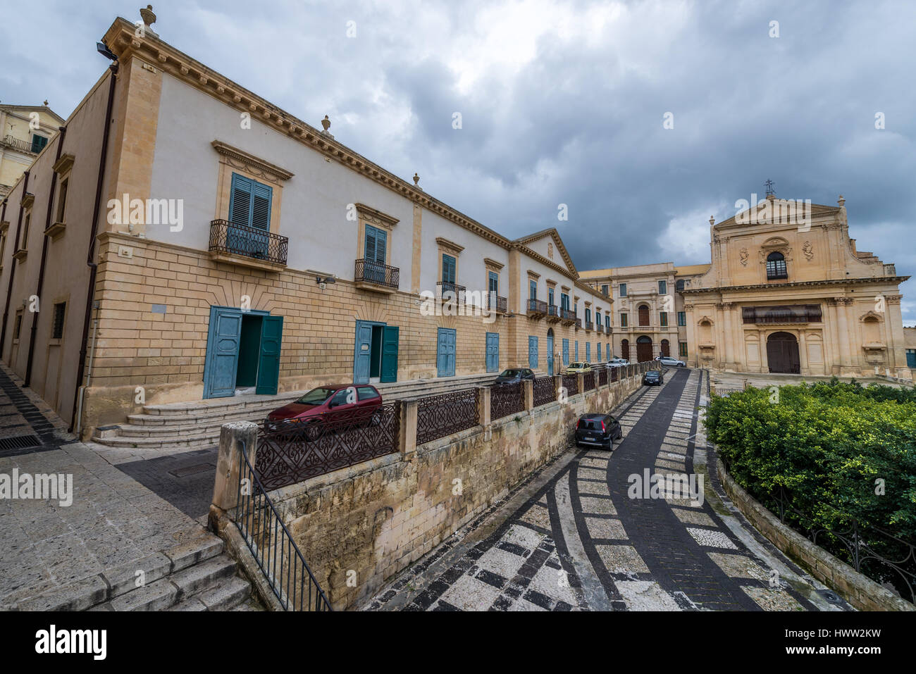 Chiesa di Santo Salvatore (Chiesa del Santissimo Salvatore) e Palazzo Vescovile, sede della diocesi di Noto (sinistra) nella città di Noto, isola di Sicilia in Italia Foto Stock