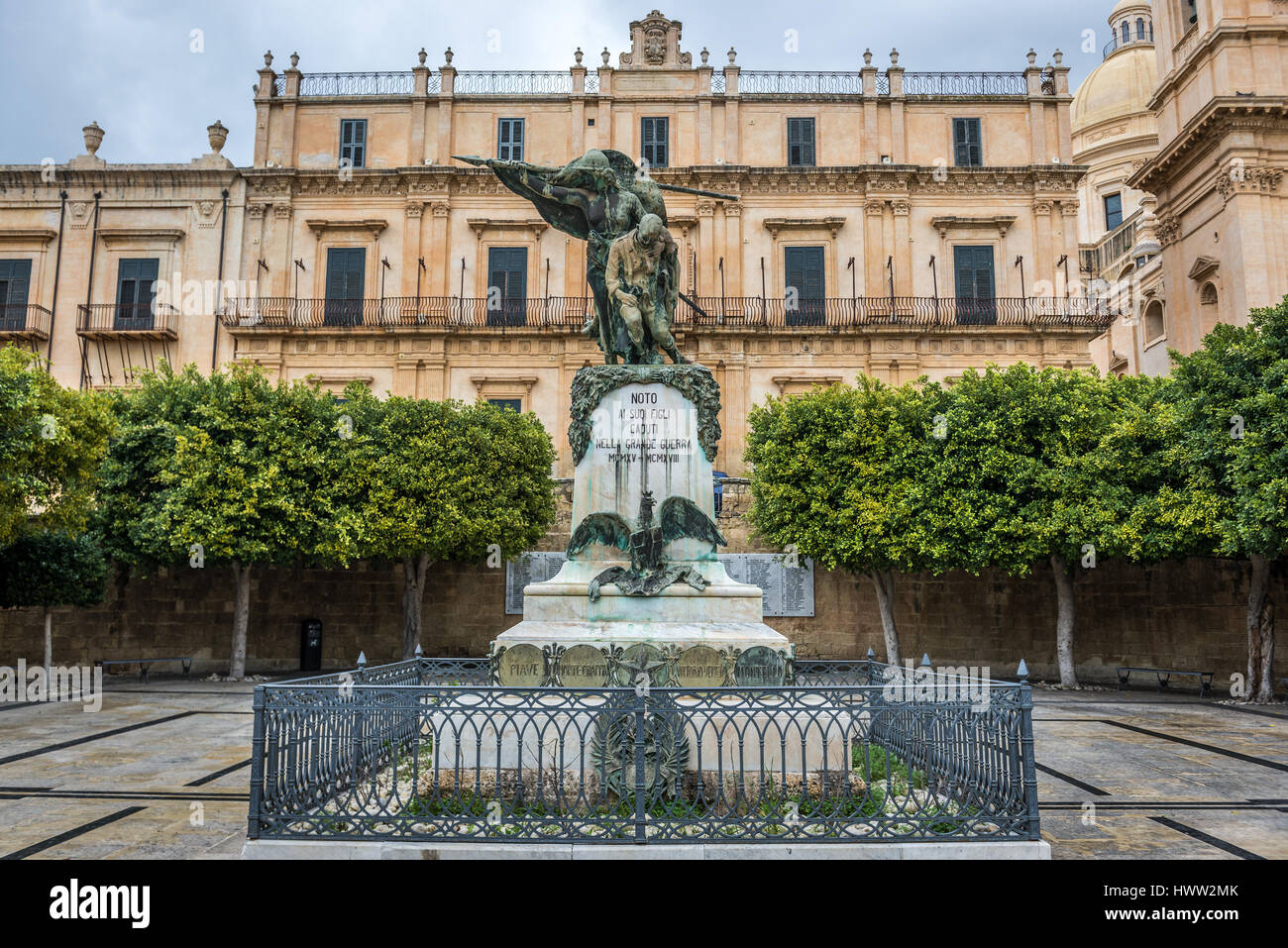 'Per figli di Noto ucciso nella Grande Guerra 1915-1918' statua che si trova nella città di Noto in Sicilia in Italia. Palazzo Landolina sullo sfondo Foto Stock