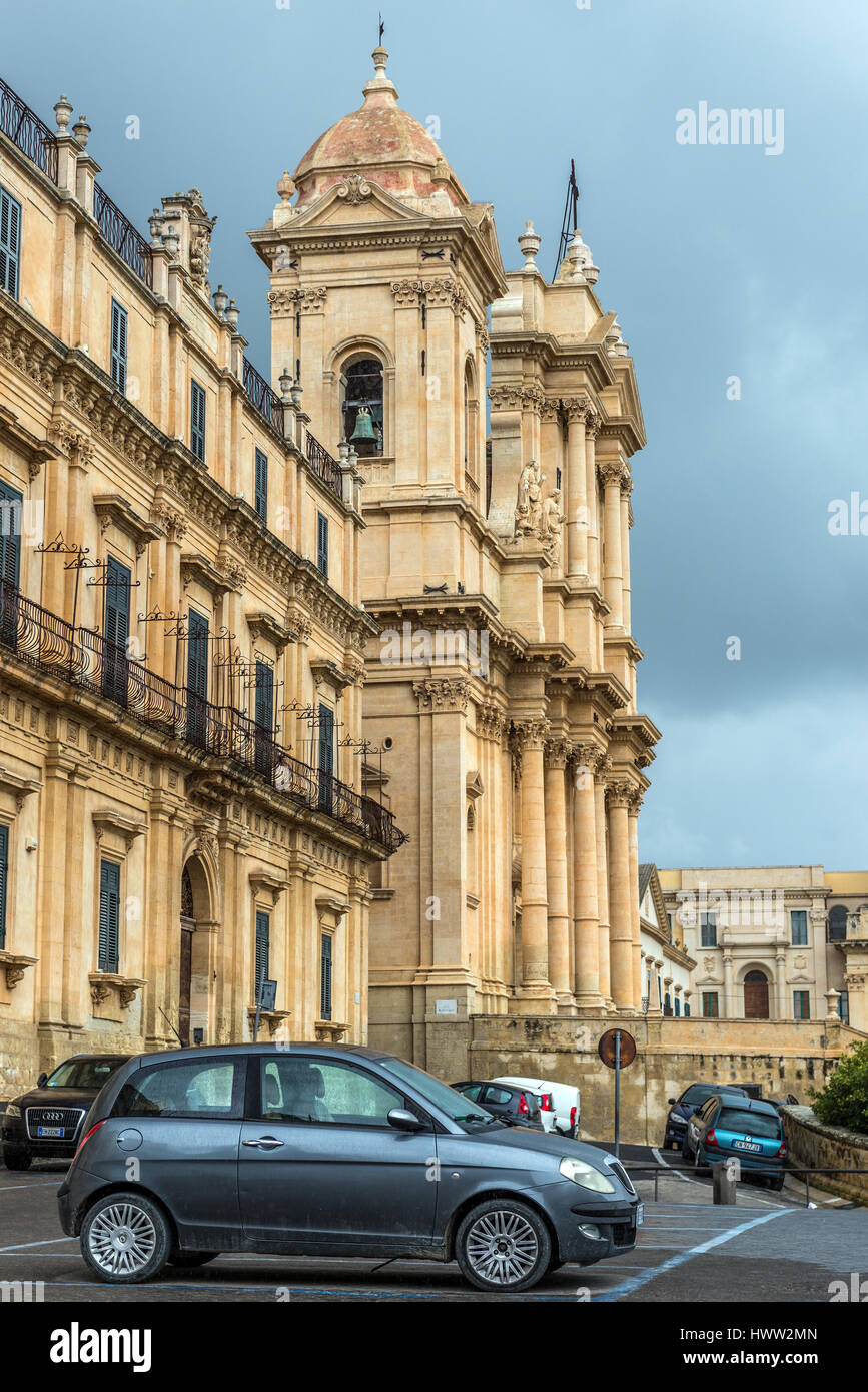 Palazzo Landolina e Cattedrale di Noto (centro) nella città di Noto, Provincia di Siracusa in Sicilia Isola in Italia Foto Stock