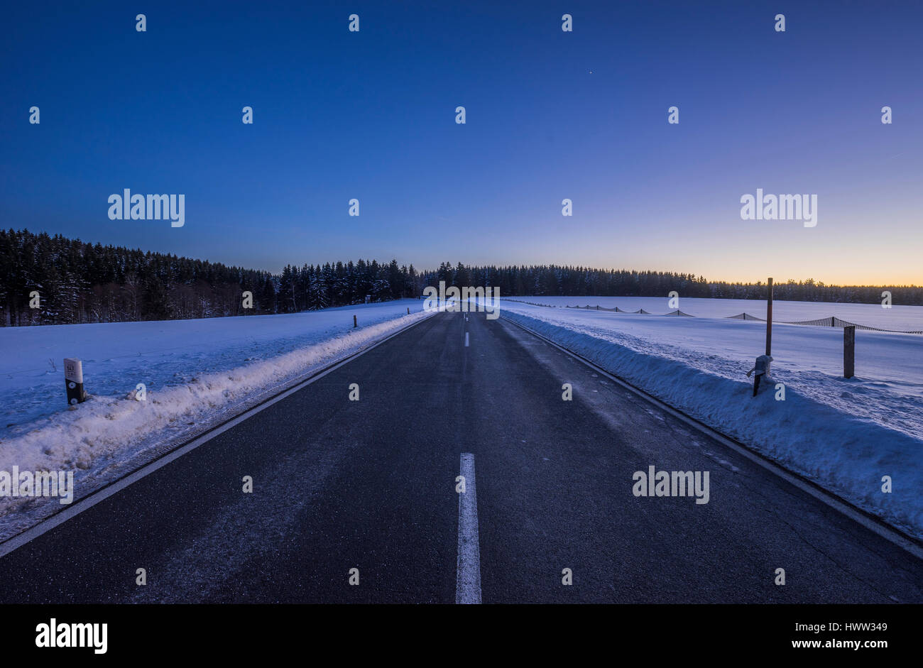 Germania, Sassonia-Anhalt, Tanne, strada in inverno sera Foto Stock