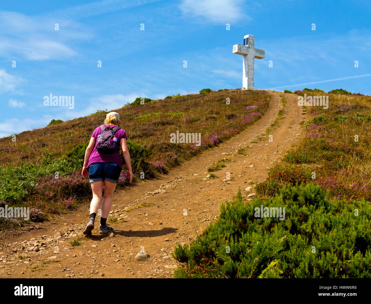 Le montagne a La Viorna vicino a Potes nel Parco Nazionale Picos de Europa Cantabria Spagna con escursionista avvicinando croce in vetta Foto Stock