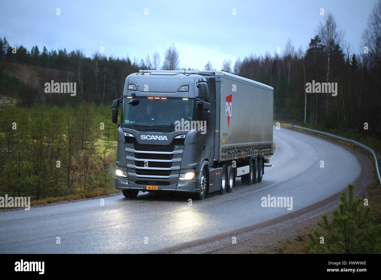 LOHJA, Finlandia - 24 novembre 2016: Nuova Generazione Scania R carrello su strada nel mese di novembre il nevischio e pioggia. Scania Oy presenta il loro nuovo camion rang Foto Stock