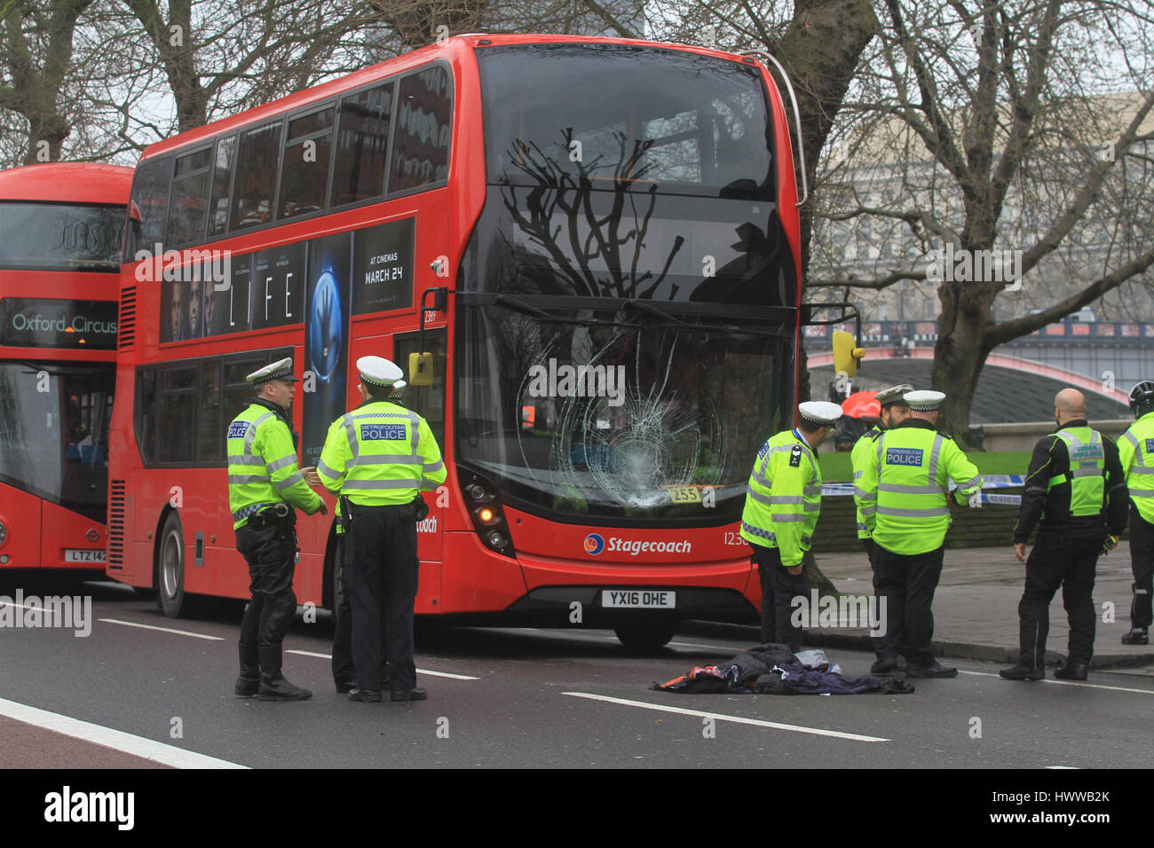 Londra, Regno Unito. 23 Mar, 2017. Un pedone è stato colpito da un bus che viaggiano su strada di Lambeth Westminster Credito: amer ghazzal/Alamy Live News Foto Stock