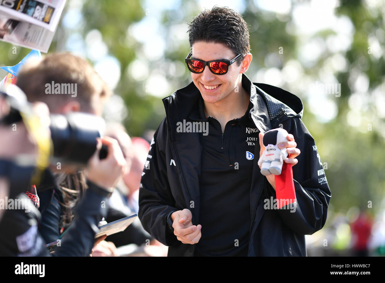 Albert Park di Melbourne, Australia. 23 Mar, 2017. Esteban Ocon (FRA) #31 dal Sahara Force India F1 team risponde con ventole su Melbourne a piedi al 2017 Australian Formula One Grand Prix all'Albert Park di Melbourne, Australia. Credito: Cal Sport Media/Alamy Live News Foto Stock