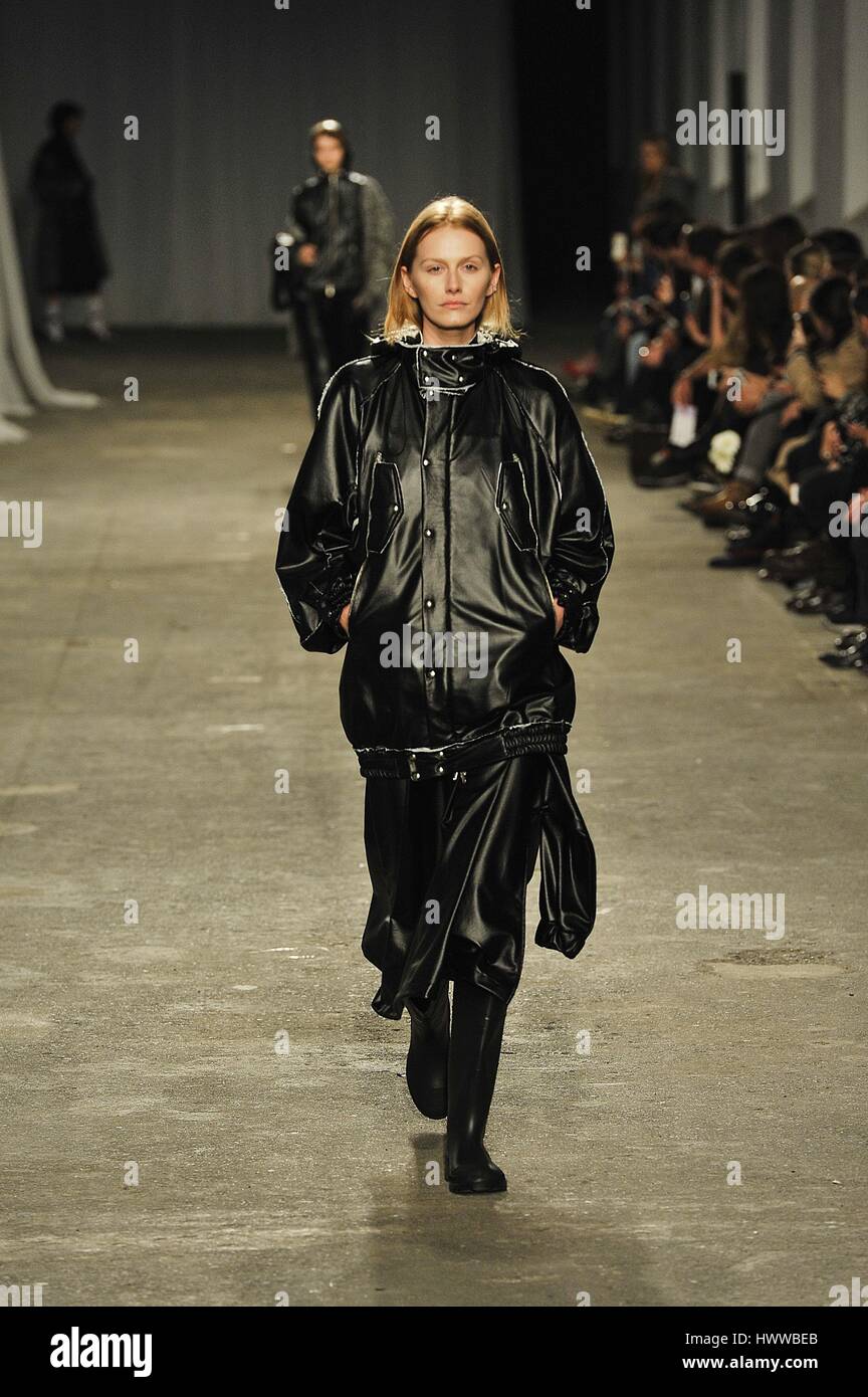Lisbona, Portogallo. Xxii marzo, 2017. Un modello di passeggiate sulla pista per la presentazione di una delle ultime Pedro Pedro creazioni alla quarantesima edizione del Portogallo moda autunno inverno 2017/18. Credito: Miguel Quesada/Alamy Live News Foto Stock