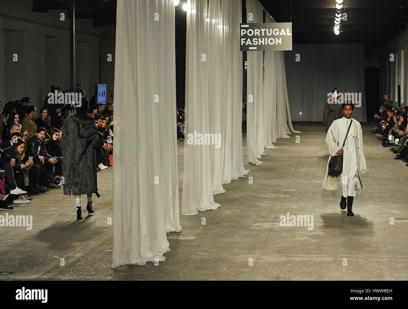 Lisbona, Portogallo. Xxii marzo, 2017. Un modello di passeggiate sulla pista per la presentazione di una delle ultime Pedro Pedro creazioni alla quarantesima edizione del Portogallo moda autunno inverno 2017/18. Credito: Miguel Quesada/Alamy Live News Foto Stock