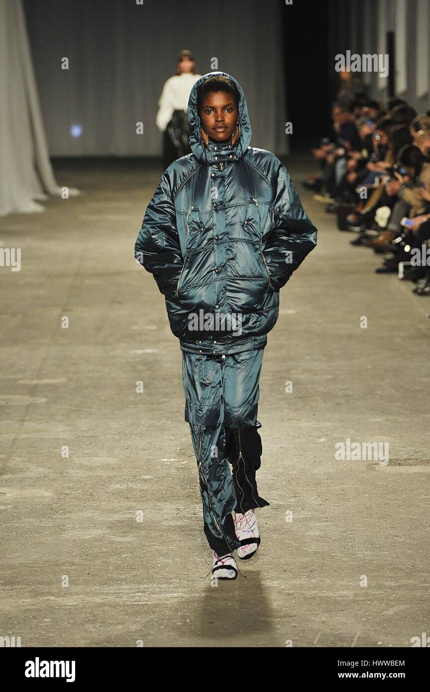 Lisbona, Portogallo. Xxii marzo, 2017. Un modello di passeggiate sulla pista per la presentazione di una delle ultime Pedro Pedro creazioni alla quarantesima edizione del Portogallo moda autunno inverno 2017/18. Credito: Miguel Quesada/Alamy Live News Foto Stock