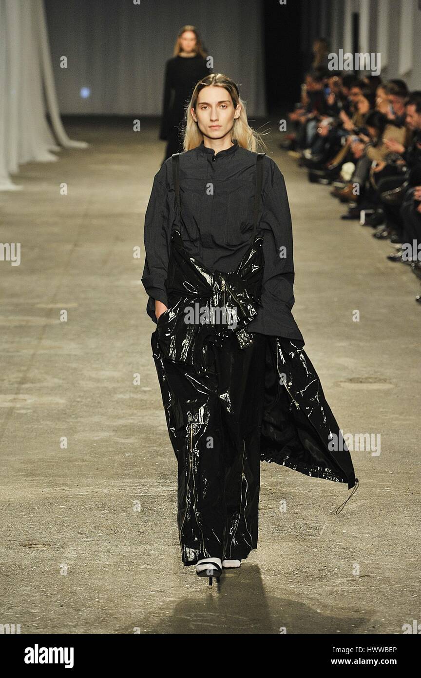 Lisbona, Portogallo. Xxii marzo, 2017. Un modello di passeggiate sulla pista per la presentazione di una delle ultime Pedro Pedro creazioni alla quarantesima edizione del Portogallo moda autunno inverno 2017/18. Credito: Miguel Quesada/Alamy Live News Foto Stock