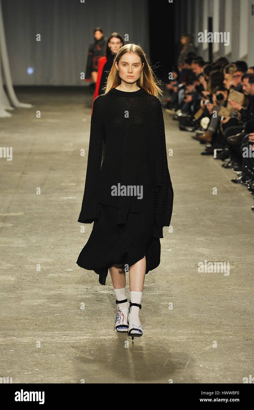 Lisbona, Portogallo. Xxii marzo, 2017. Un modello di passeggiate sulla pista per la presentazione di una delle ultime Pedro Pedro creazioni alla quarantesima edizione del Portogallo moda autunno inverno 2017/18. Credito: Miguel Quesada/Alamy Live News Foto Stock