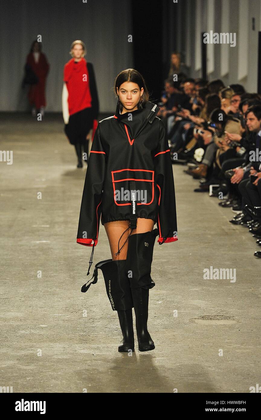 Lisbona, Portogallo. Xxii marzo, 2017. Un modello di passeggiate sulla pista per la presentazione di una delle ultime Pedro Pedro creazioni alla quarantesima edizione del Portogallo moda autunno inverno 2017/18. Credito: Miguel Quesada/Alamy Live News Foto Stock