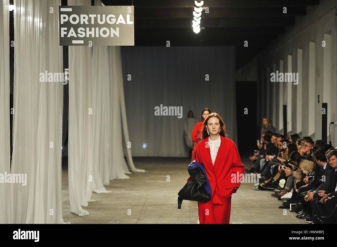Lisbona, Portogallo. Xxii marzo, 2017. Un modello di passeggiate sulla pista per la presentazione di una delle ultime Pedro Pedro creazioni alla quarantesima edizione del Portogallo moda autunno inverno 2017/18. Credito: Miguel Quesada/Alamy Live News Foto Stock