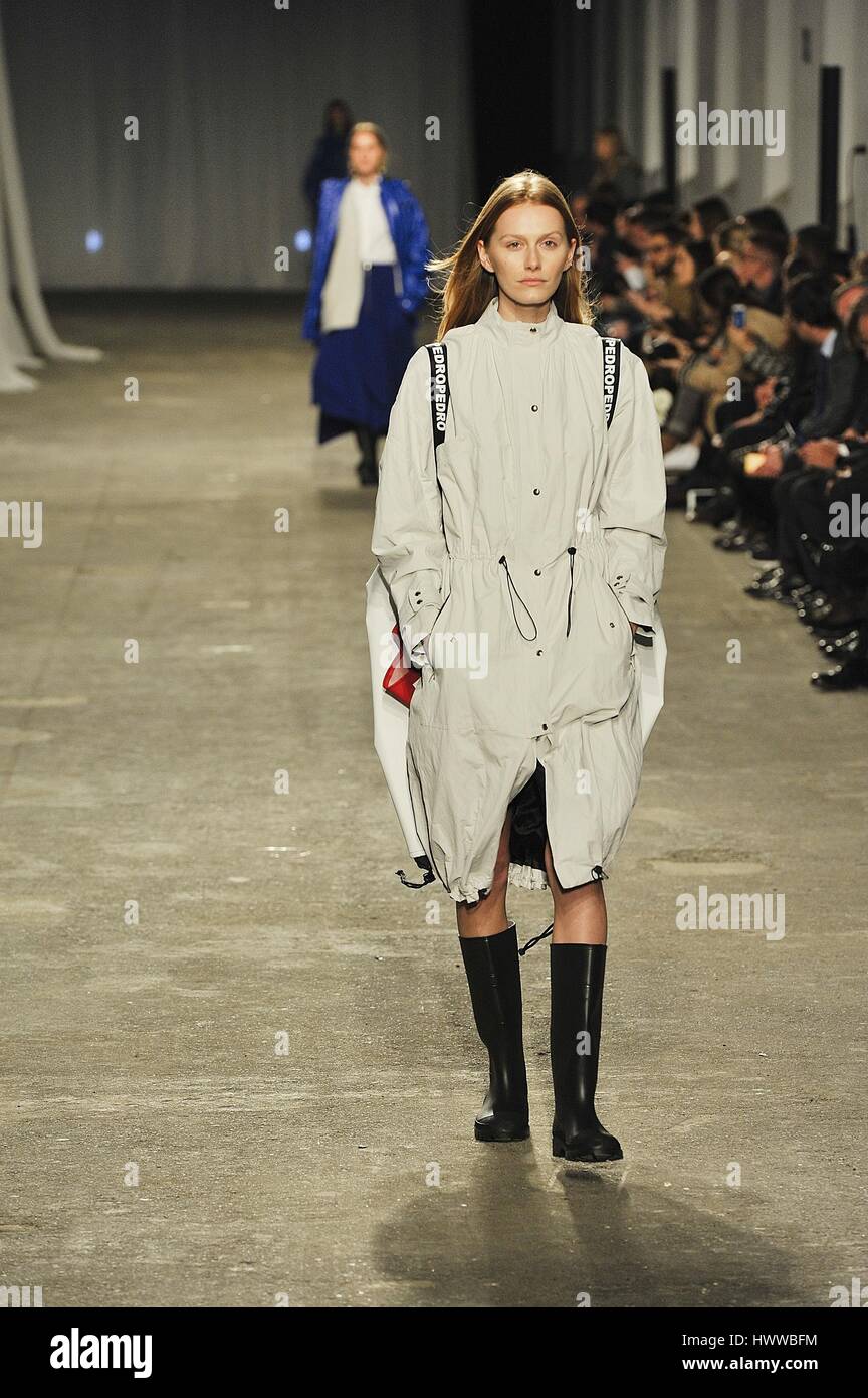 Lisbona, Portogallo. Xxii marzo, 2017. Un modello di passeggiate sulla pista per la presentazione di una delle ultime Pedro Pedro creazioni alla quarantesima edizione del Portogallo moda autunno inverno 2017/18. Credito: Miguel Quesada/Alamy Live News Foto Stock