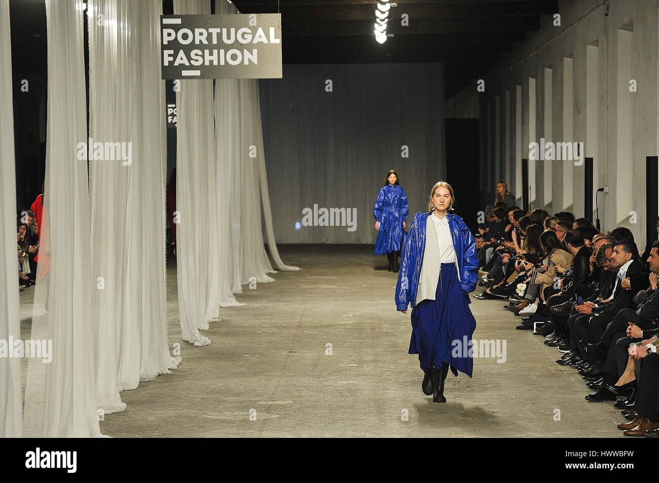 Lisbona, Portogallo. Xxii marzo, 2017. Un modello di passeggiate sulla pista per la presentazione di una delle ultime Pedro Pedro creazioni alla quarantesima edizione del Portogallo moda autunno inverno 2017/18. Credito: Miguel Quesada/Alamy Live News Foto Stock