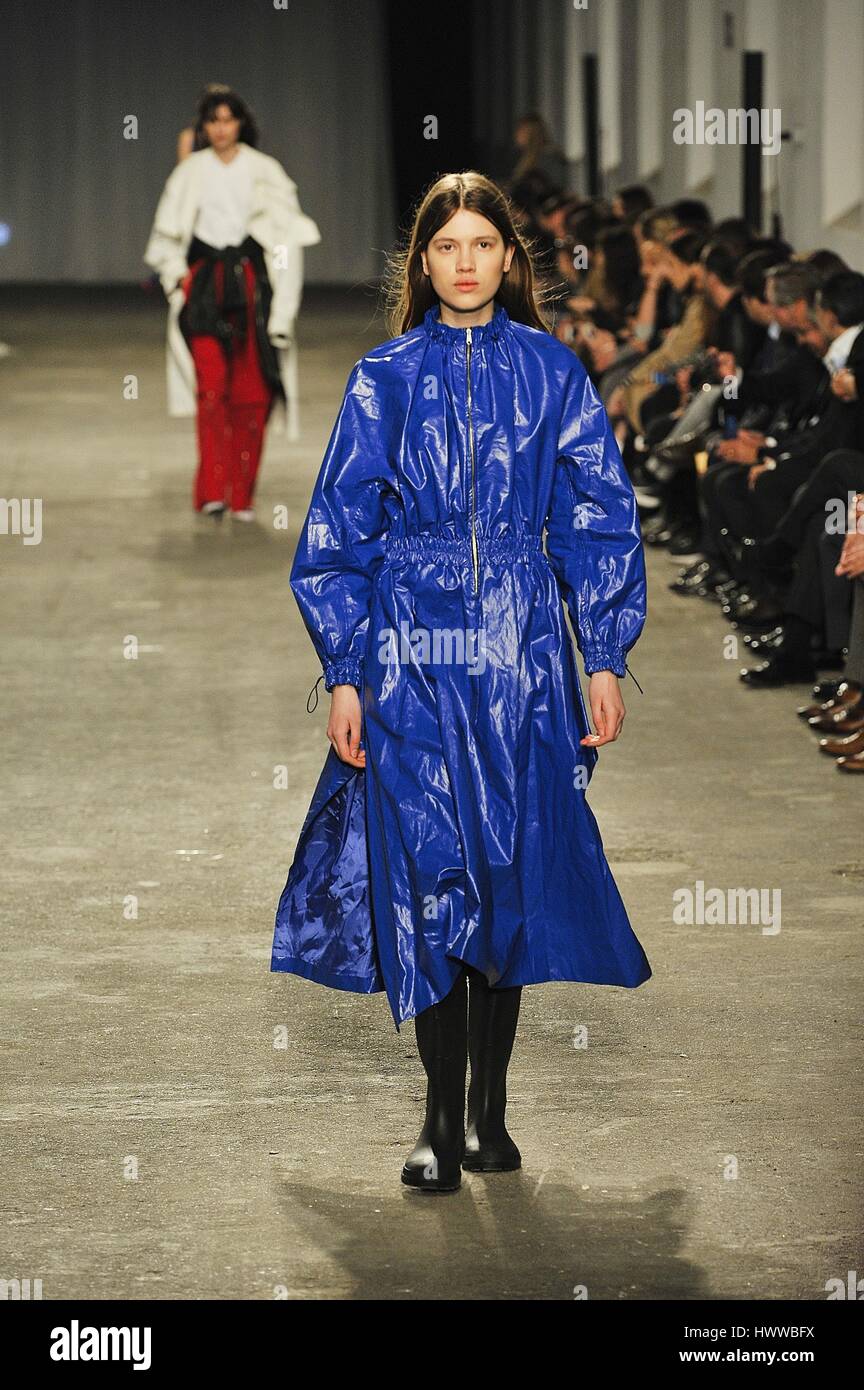 Lisbona, Portogallo. Xxii marzo, 2017. Un modello di passeggiate sulla pista per la presentazione di una delle ultime Pedro Pedro creazioni alla quarantesima edizione del Portogallo moda autunno inverno 2017/18. Credito: Miguel Quesada/Alamy Live News Foto Stock