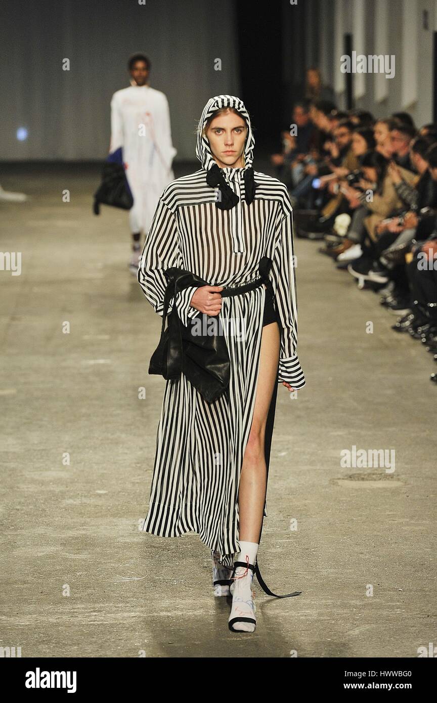 Lisbona, Portogallo. Xxii marzo, 2017. Un modello di passeggiate sulla pista per la presentazione di una delle ultime Pedro Pedro creazioni alla quarantesima edizione del Portogallo moda autunno inverno 2017/18. Credito: Miguel Quesada/Alamy Live News Foto Stock