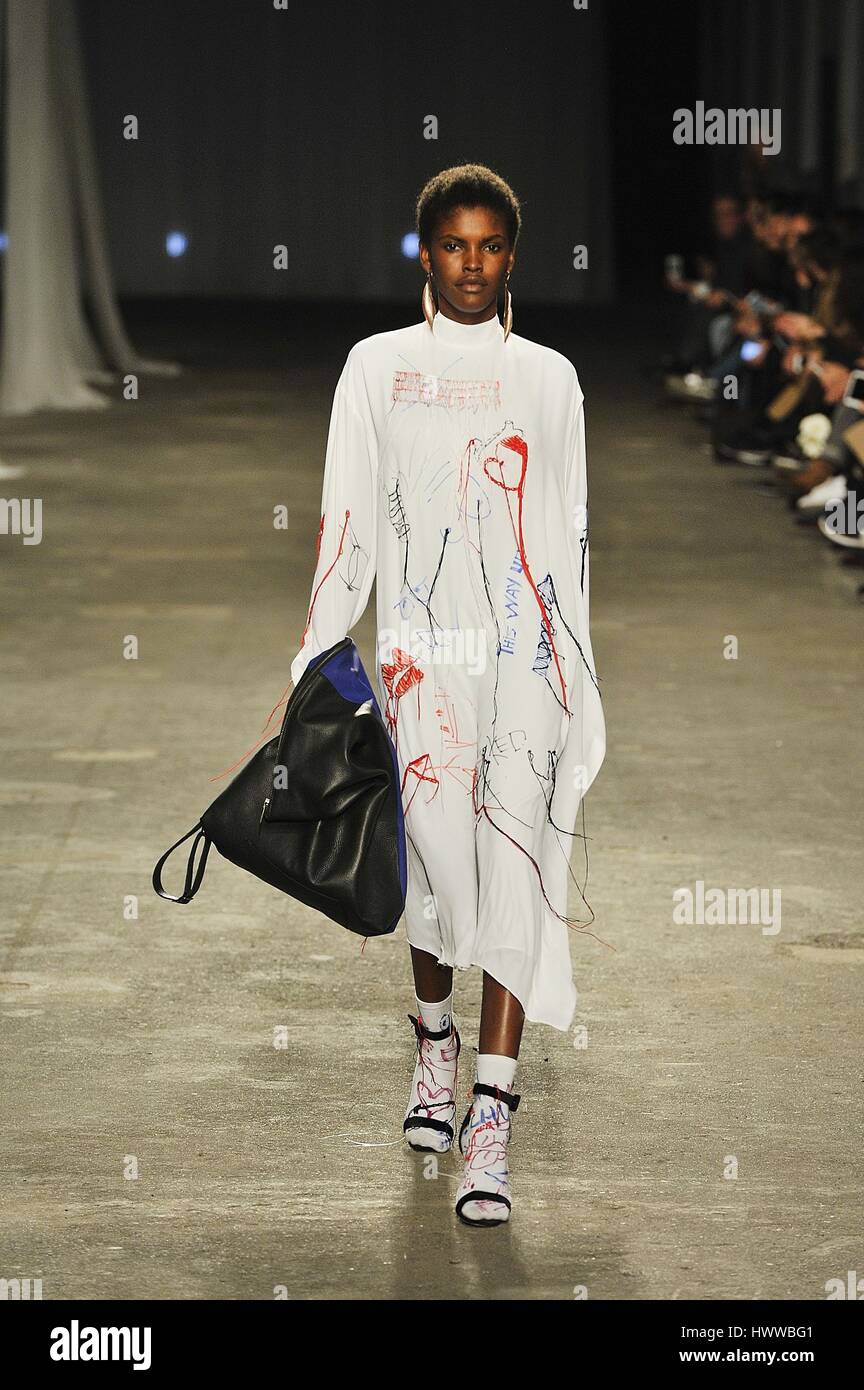 Lisbona, Portogallo. Xxii marzo, 2017. Un modello di passeggiate sulla pista per la presentazione di una delle ultime Pedro Pedro creazioni alla quarantesima edizione del Portogallo moda autunno inverno 2017/18. Credito: Miguel Quesada/Alamy Live News Foto Stock