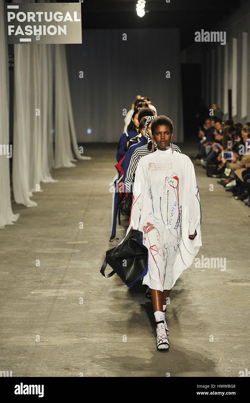 Lisbona, Portogallo. Xxii marzo, 2017. Un modello di passeggiate sulla pista per la presentazione di una delle ultime Pedro Pedro creazioni alla quarantesima edizione del Portogallo moda autunno inverno 2017/18. Credito: Miguel Quesada/Alamy Live News Foto Stock