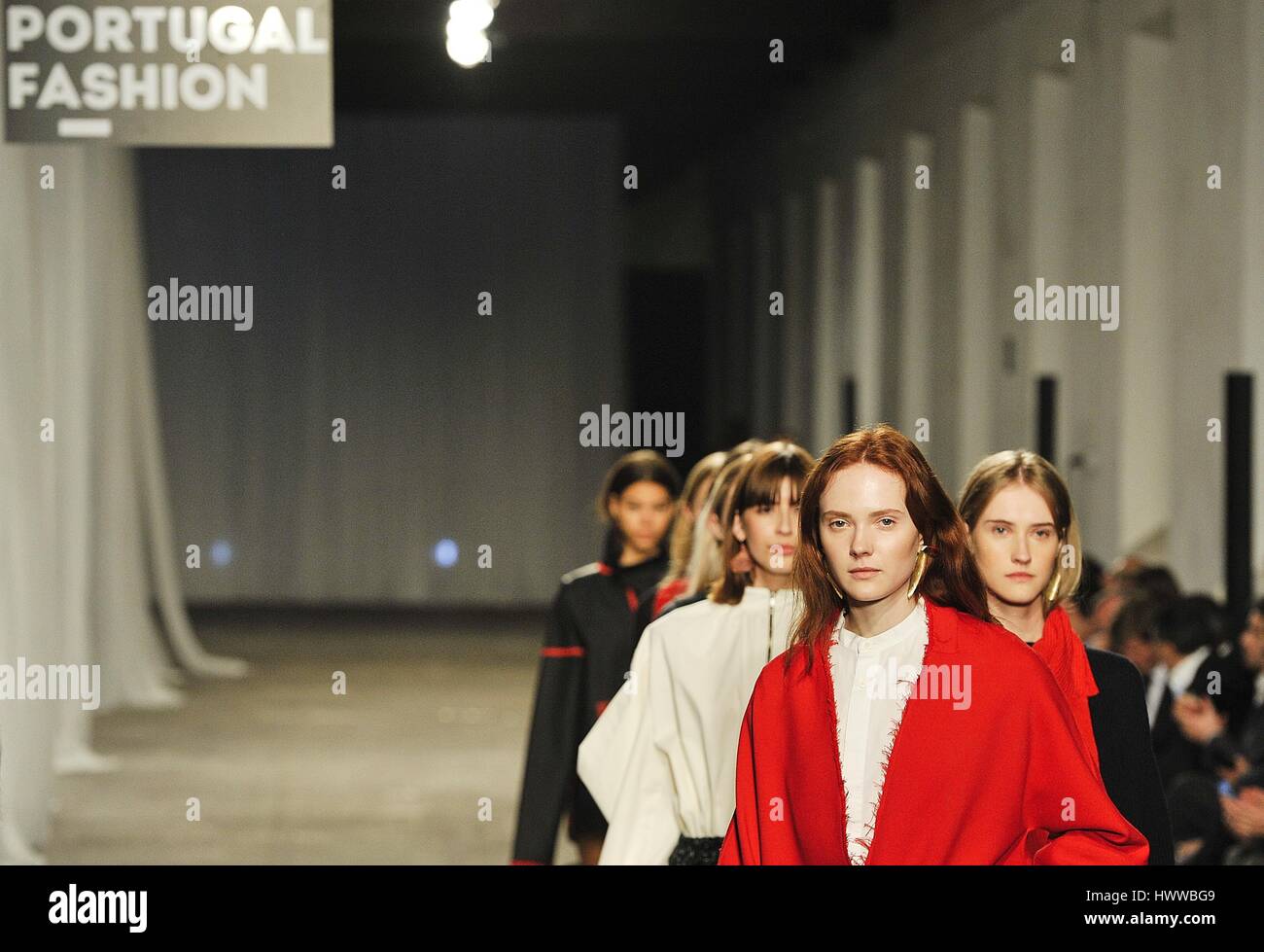 Lisbona, Portogallo. Xxii marzo, 2017. Un modello di passeggiate sulla pista per la presentazione di una delle ultime Pedro Pedro creazioni alla quarantesima edizione del Portogallo moda autunno inverno 2017/18. Credito: Miguel Quesada/Alamy Live News Foto Stock