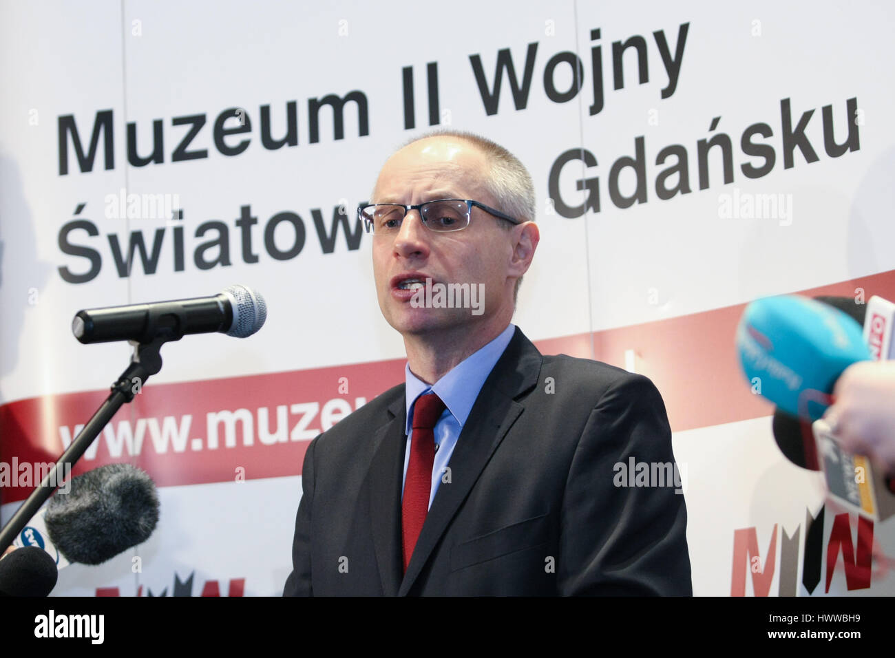 Gdansk, Polonia. 23 Mar, 2017. Pawel Machcewicz la Seconda Guerra Mondiale il direttore del Museo è visto il 23 marzo 2017 a Danzica, Polonia. II Guerra Mondiale Museum, il più grande del suo genere in Polonia è stato aperto in Gdansk. La costruzione ha 4,5 anni e al costo di Euro 104 milioni. Il museo ha 2.500 presenta come pure 250 stazioni multimediali, consentendo ai visitatori di sfogliare gli archivi compresi foto, film e mappe. Credito: Michal Fludra/Alamy Live News Foto Stock