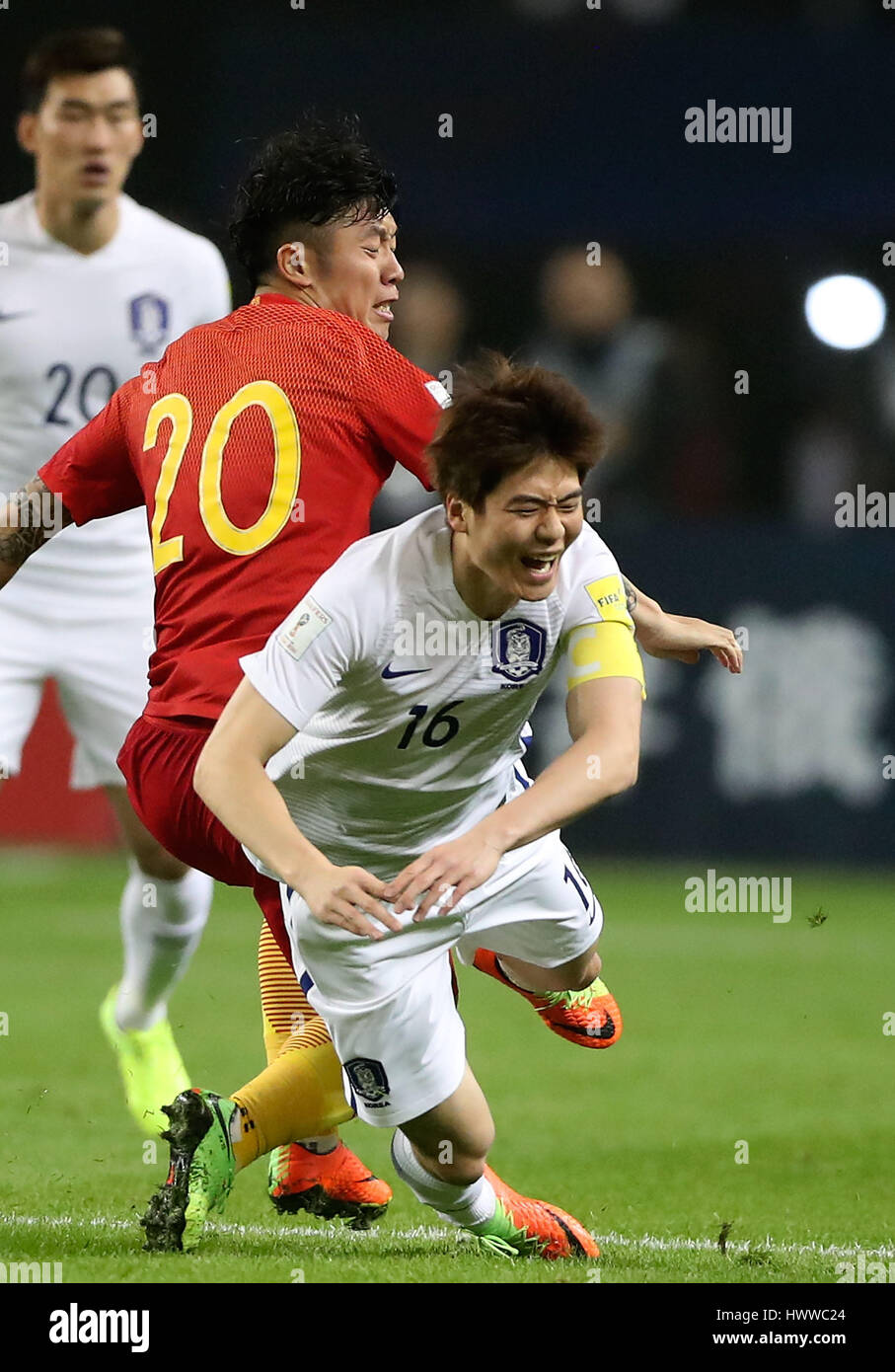 Changsha, provincia cinese di Hunan. 23 Mar, 2017. Della Cina di Zhang Xizhe (C) sistema VIES con la Corea del Sud del Ki Sung Yueng (R) durante il 2018 FIFA World Cup Russia match di qualificazione tra la Cina e la Corea del Sud in Changsha, centrale provincia cinese di Hunan, 23 marzo 2017. Credito: Cao può/Xinhua/Alamy Live News Foto Stock